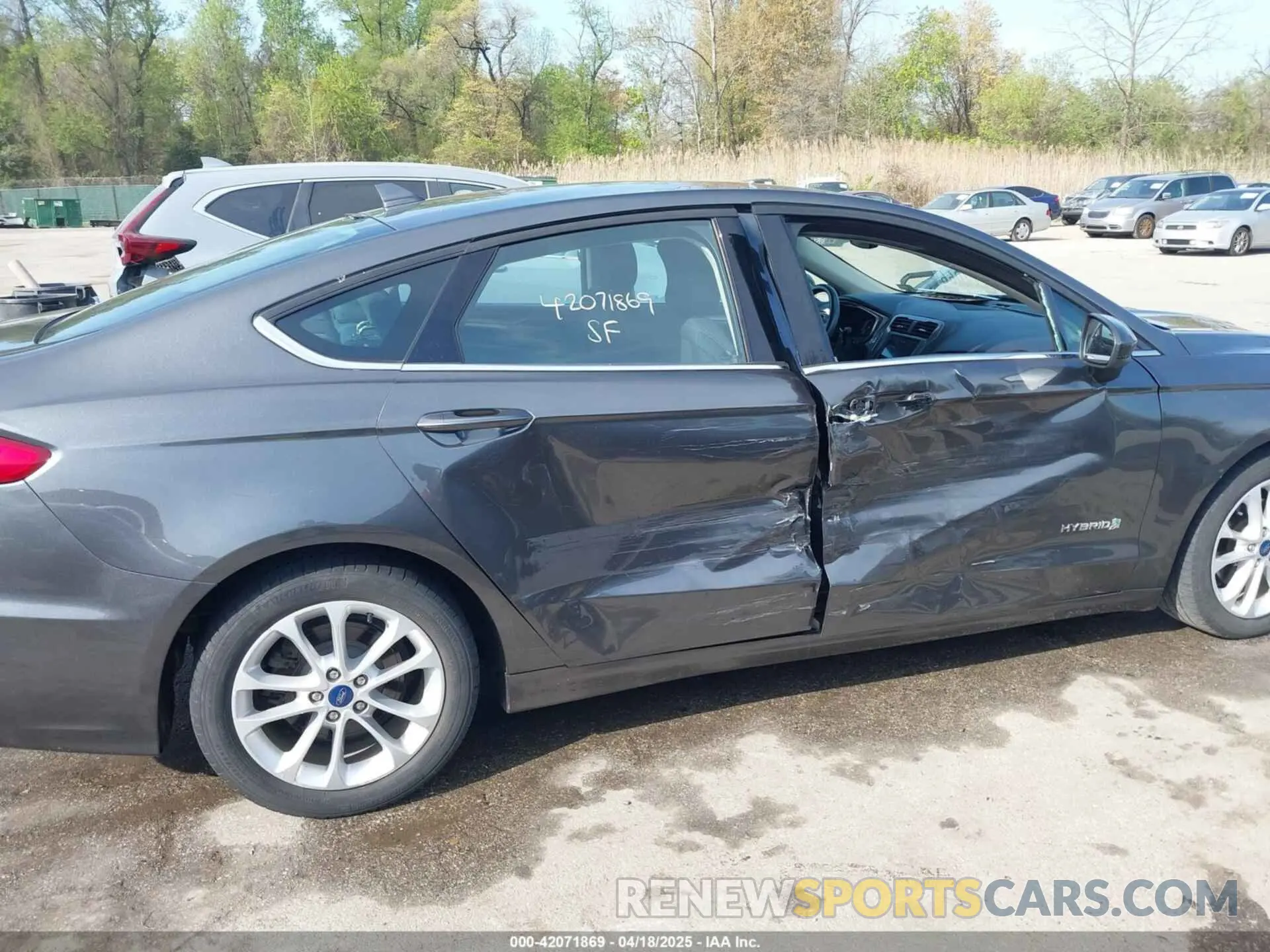 17 Photograph of a damaged car 3FA6P0LU0KR125609 FORD FUSION HYBRID 2019