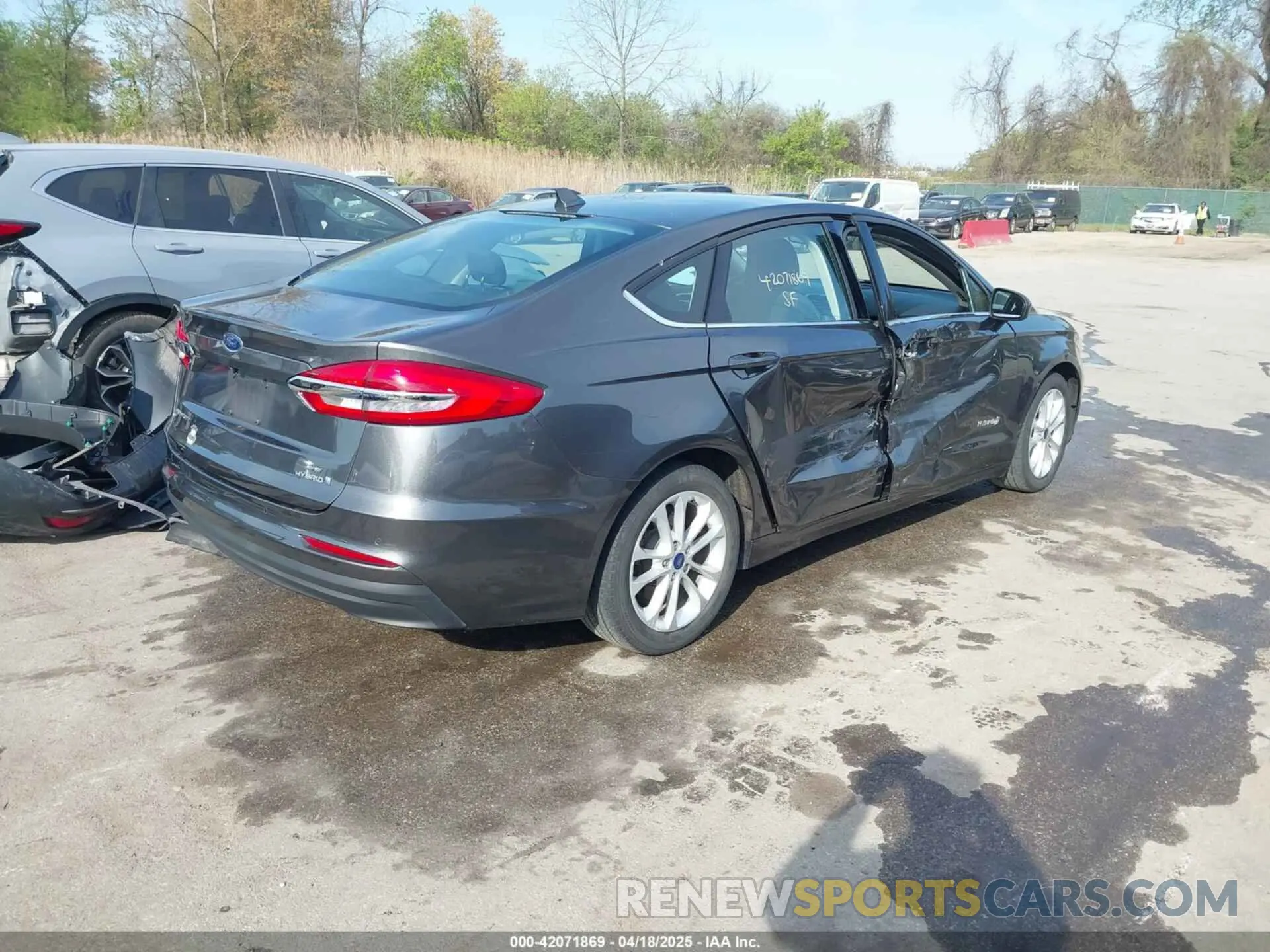 4 Photograph of a damaged car 3FA6P0LU0KR125609 FORD FUSION HYBRID 2019
