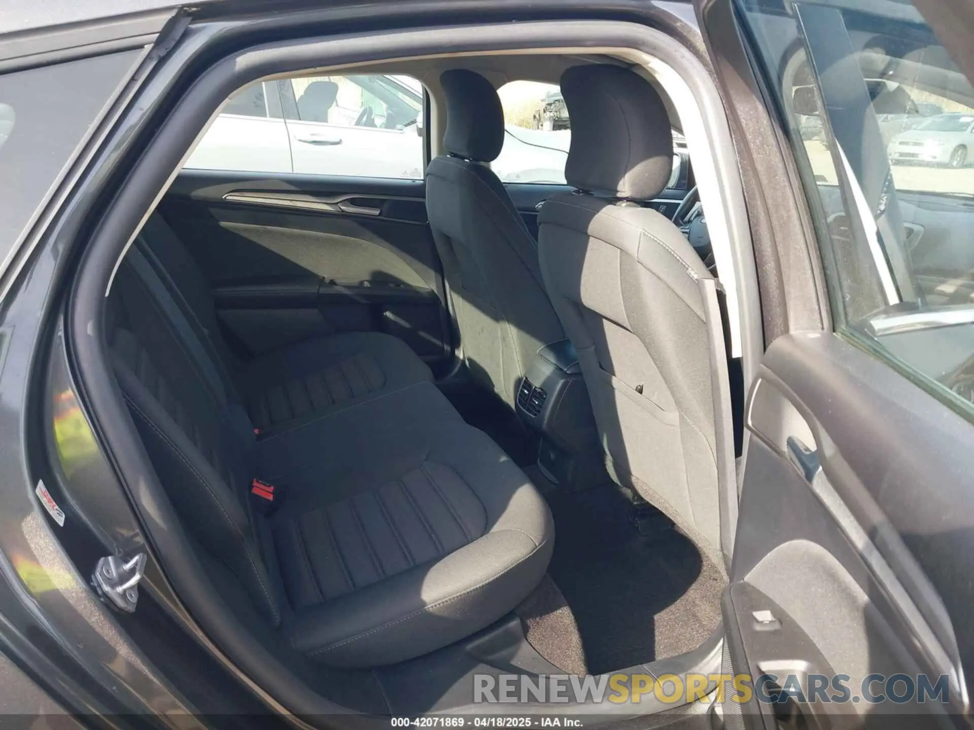 8 Photograph of a damaged car 3FA6P0LU0KR125609 FORD FUSION HYBRID 2019