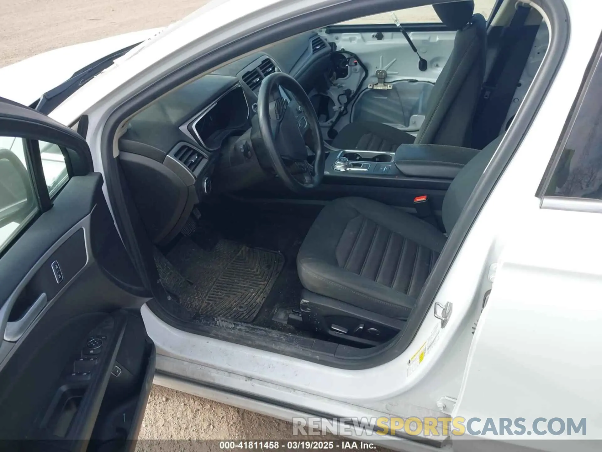 5 Photograph of a damaged car 3FA6P0LU0KR164670 FORD FUSION HYBRID 2019