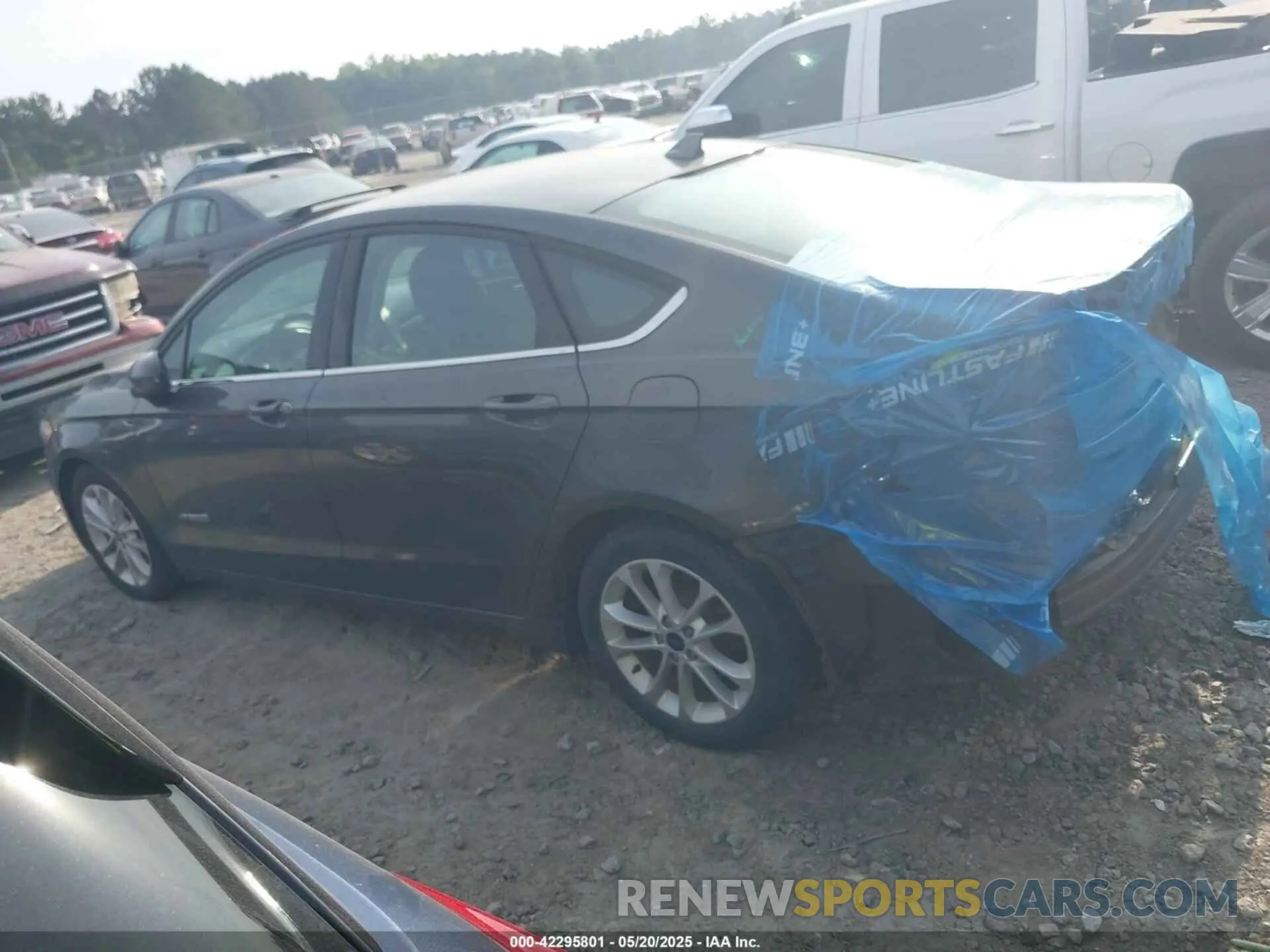14 Photograph of a damaged car 3FA6P0LU0KR240422 FORD FUSION HYBRID 2019