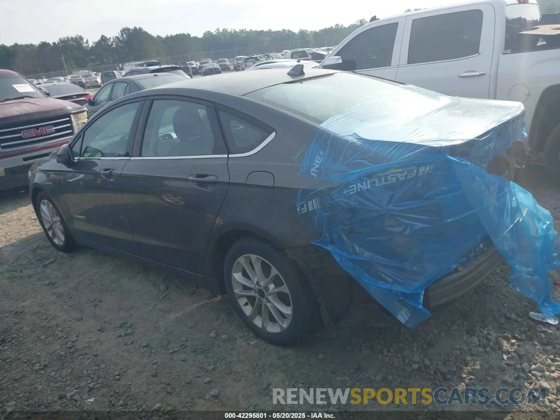 3 Photograph of a damaged car 3FA6P0LU0KR240422 FORD FUSION HYBRID 2019