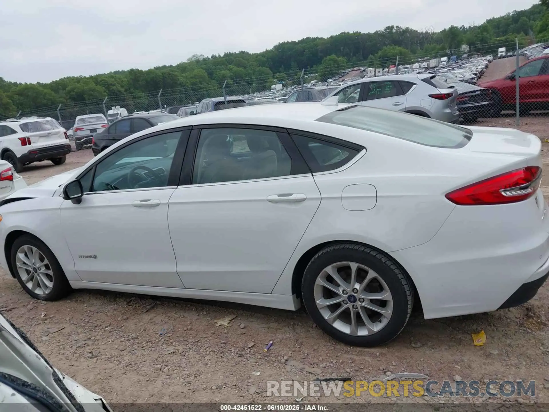 14 Photograph of a damaged car 3FA6P0LU1KR137574 FORD FUSION HYBRID 2019