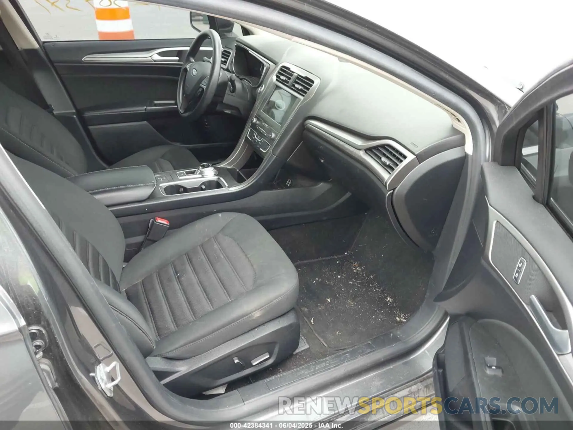 5 Photograph of a damaged car 3FA6P0LU1KR143939 FORD FUSION HYBRID 2019