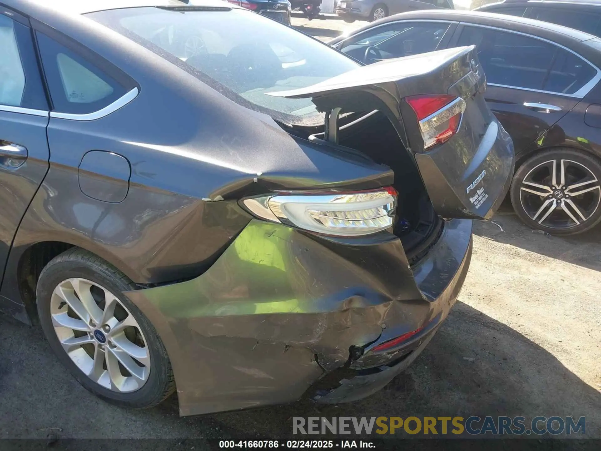 17 Photograph of a damaged car 3FA6P0LU1KR235021 FORD FUSION HYBRID 2019