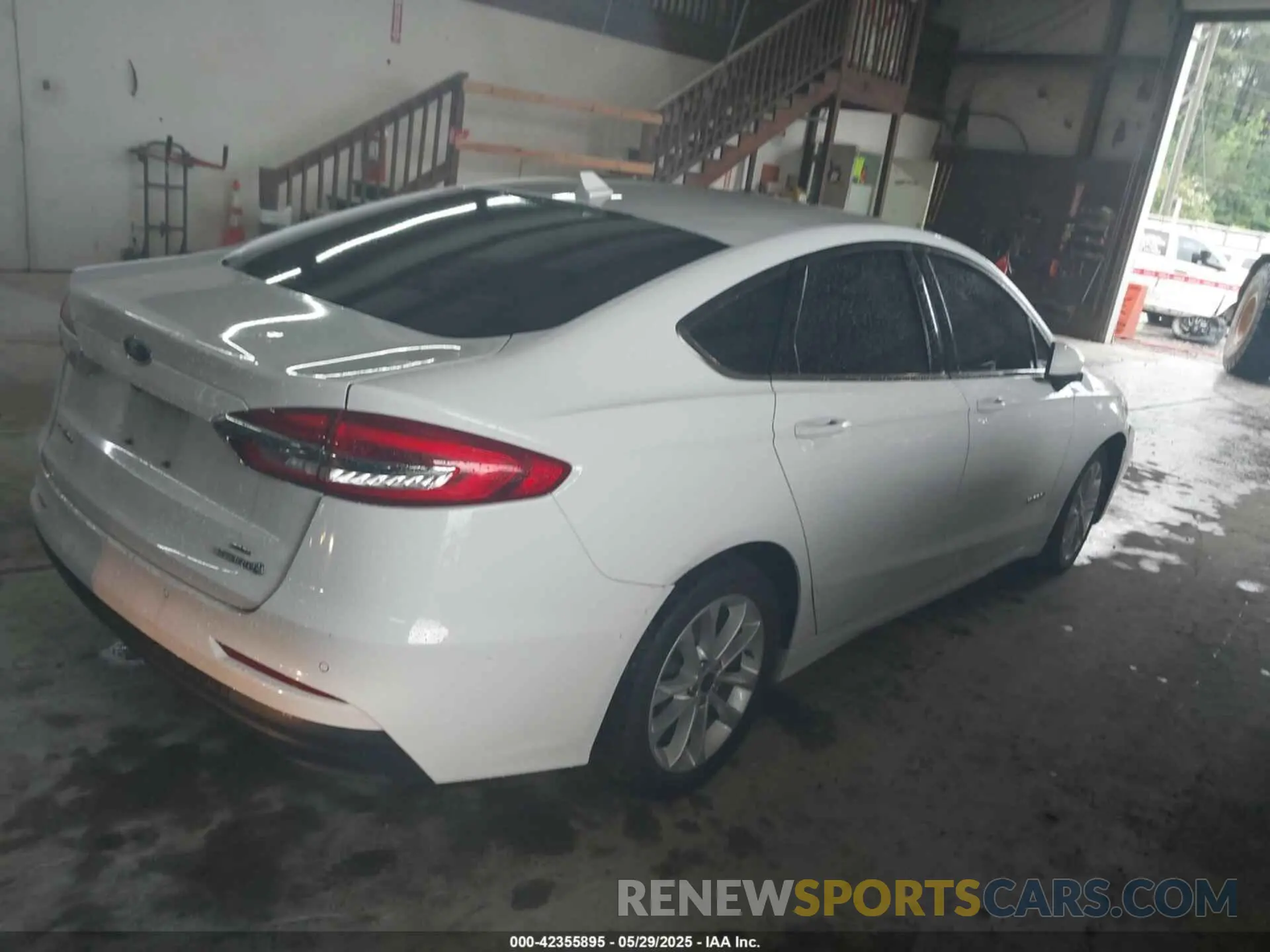 4 Photograph of a damaged car 3FA6P0LU2KR189926 FORD FUSION HYBRID 2019
