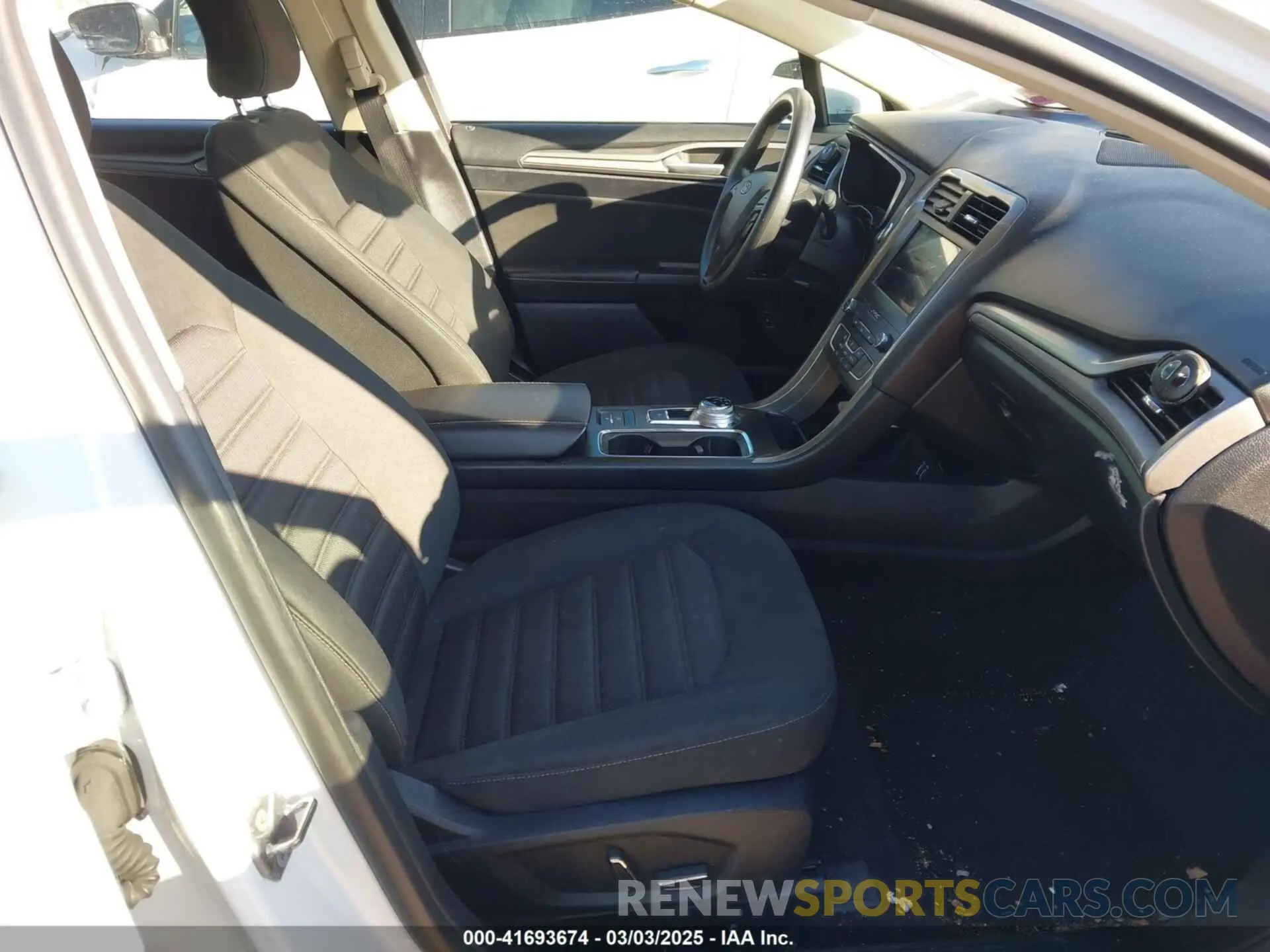 5 Photograph of a damaged car 3FA6P0LU2KR222584 FORD FUSION HYBRID 2019