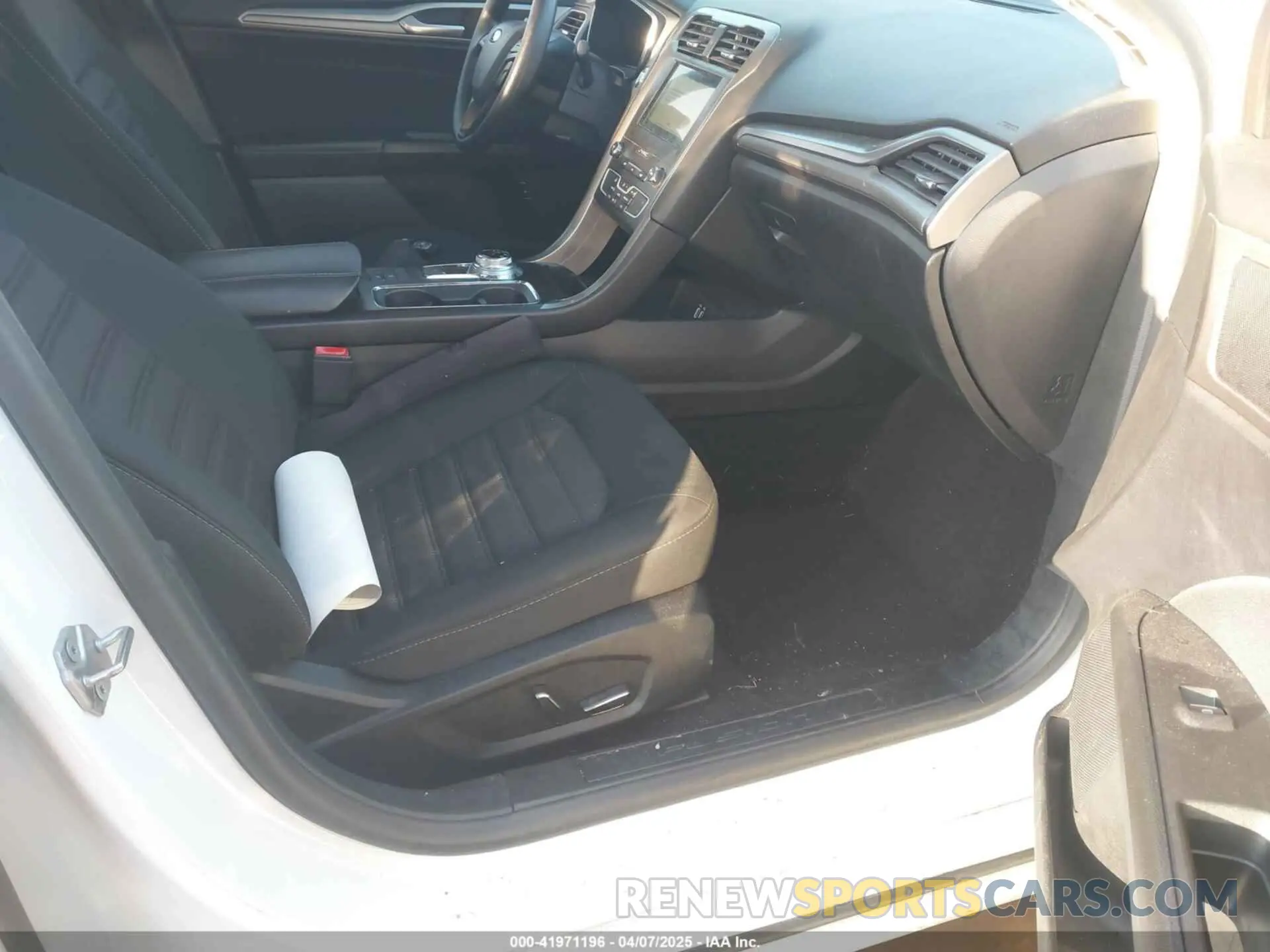 5 Photograph of a damaged car 3FA6P0LU3KR106021 FORD FUSION HYBRID 2019