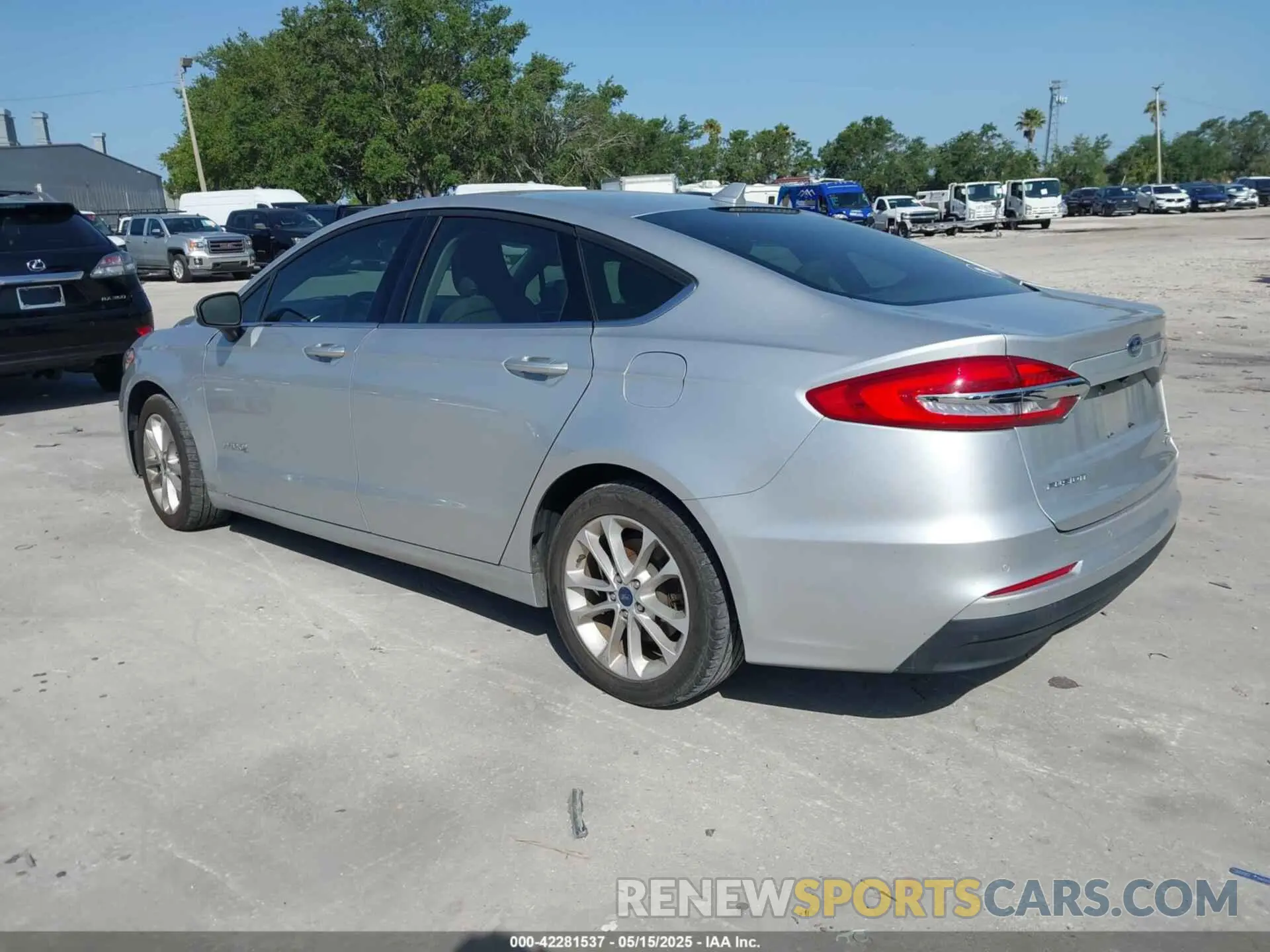 3 Photograph of a damaged car 3FA6P0LU4KR242576 FORD FUSION HYBRID 2019