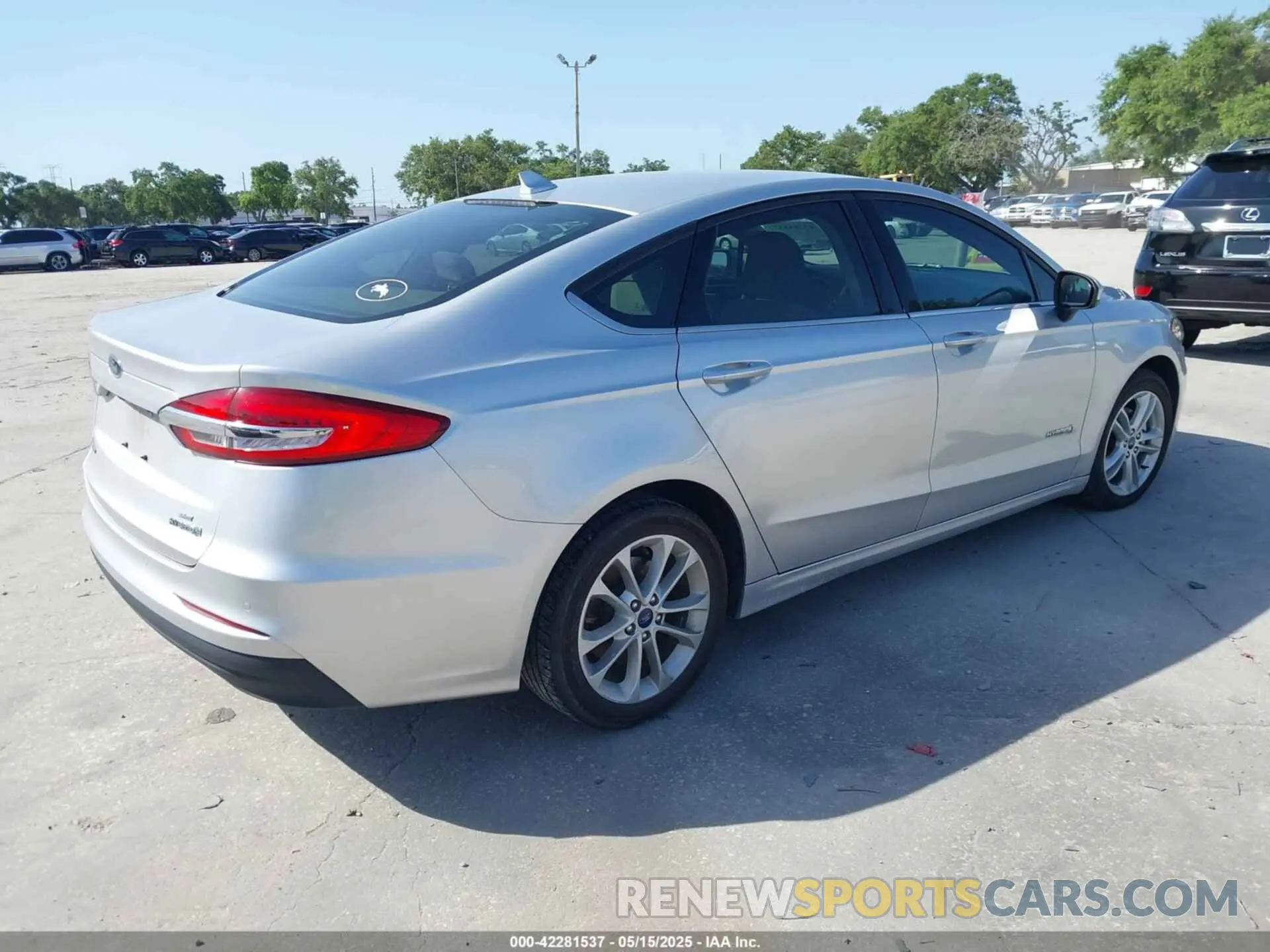 4 Photograph of a damaged car 3FA6P0LU4KR242576 FORD FUSION HYBRID 2019