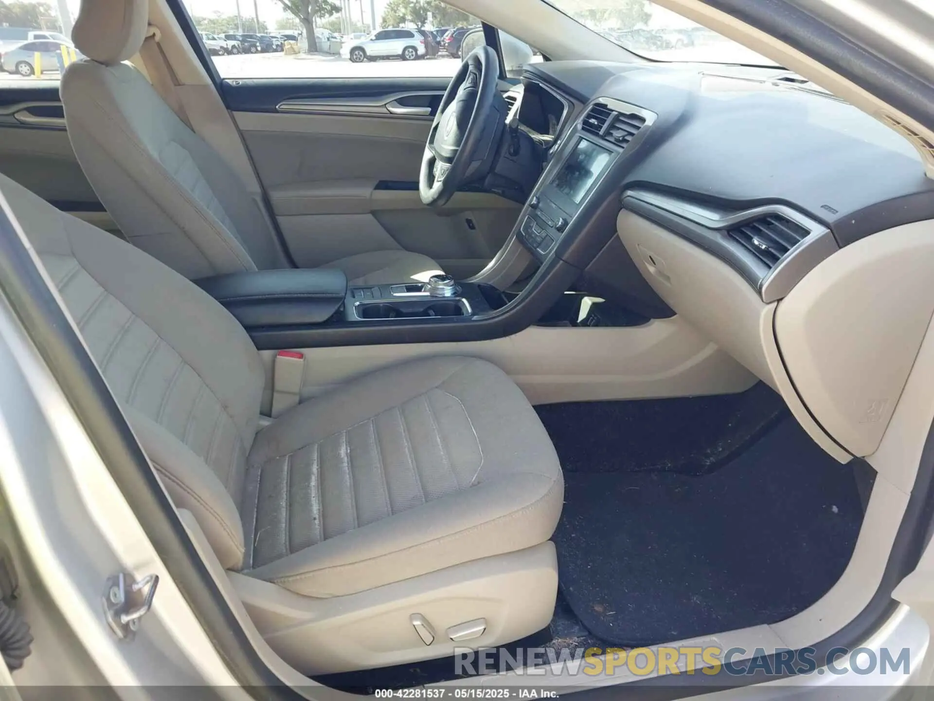 5 Photograph of a damaged car 3FA6P0LU4KR242576 FORD FUSION HYBRID 2019