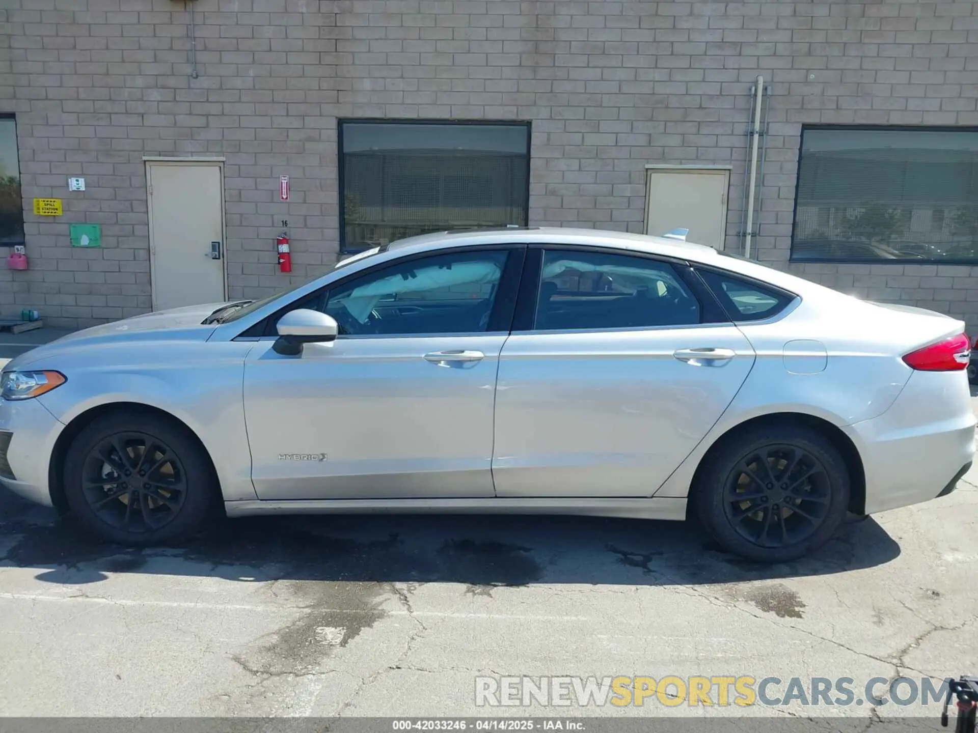 14 Photograph of a damaged car 3FA6P0LU4KR268983 FORD FUSION HYBRID 2019