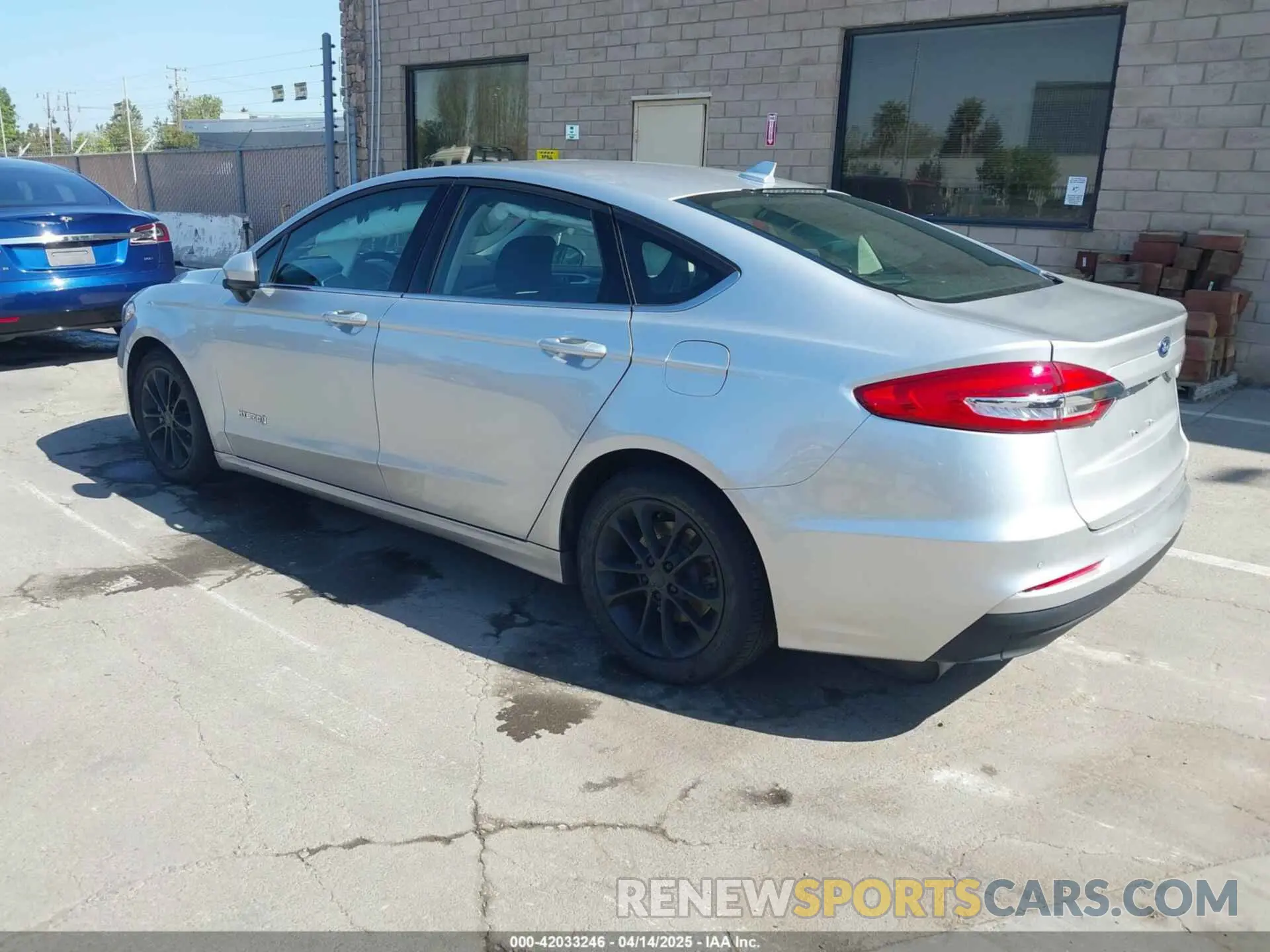 3 Photograph of a damaged car 3FA6P0LU4KR268983 FORD FUSION HYBRID 2019