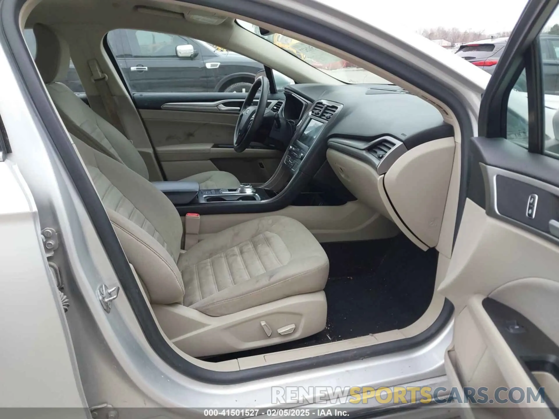 5 Photograph of a damaged car 3FA6P0LU5KR144947 FORD FUSION HYBRID 2019