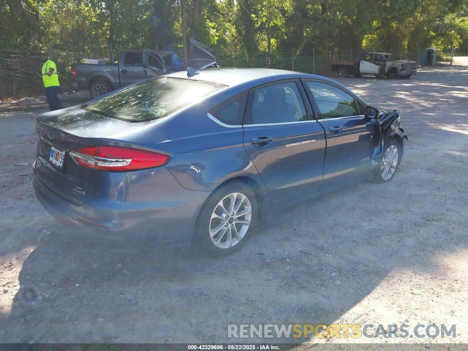 4 Photograph of a damaged car 3FA6P0LU5KR185062 FORD FUSION HYBRID 2019