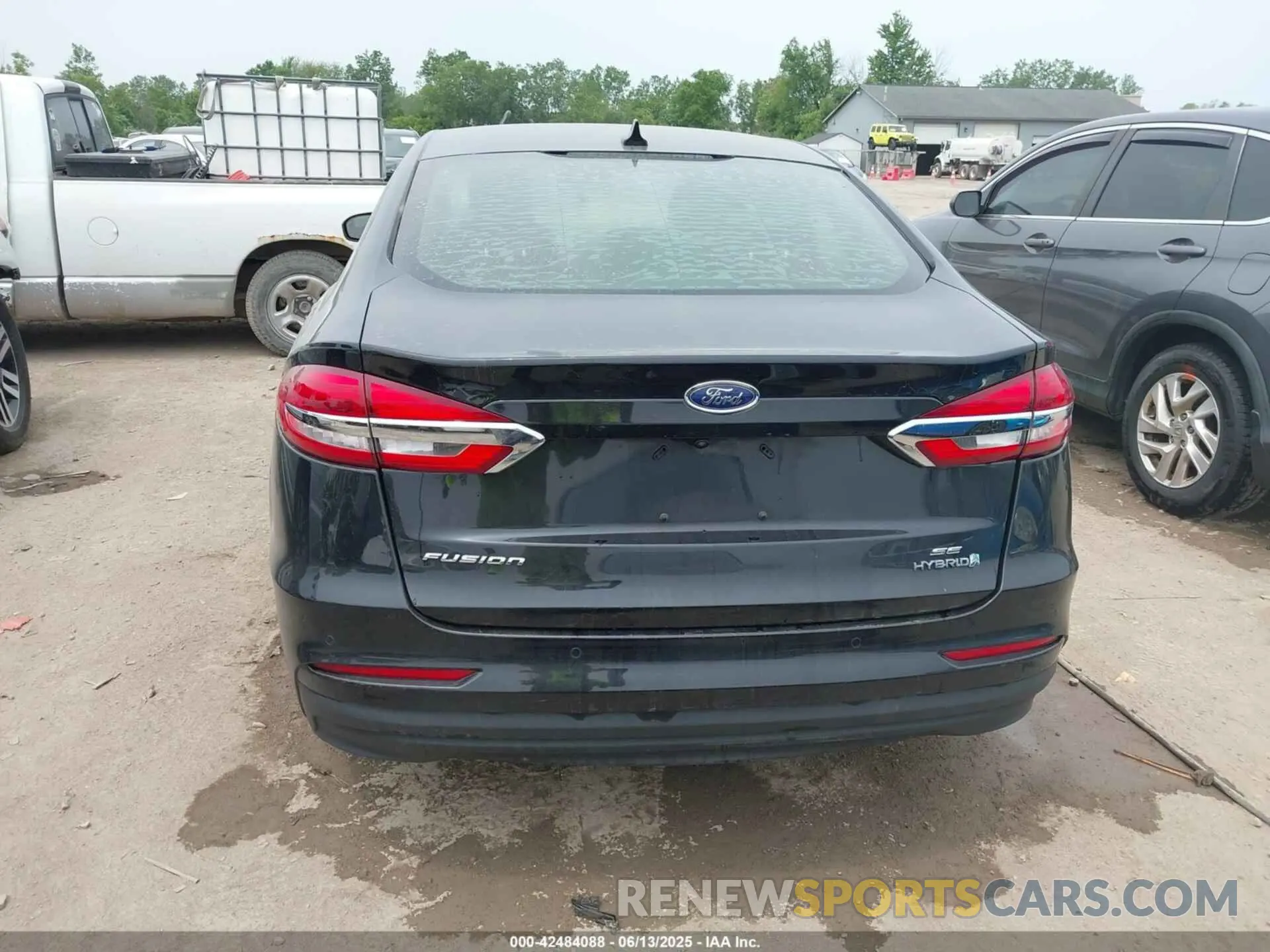 16 Photograph of a damaged car 3FA6P0LU5KR195915 FORD FUSION HYBRID 2019
