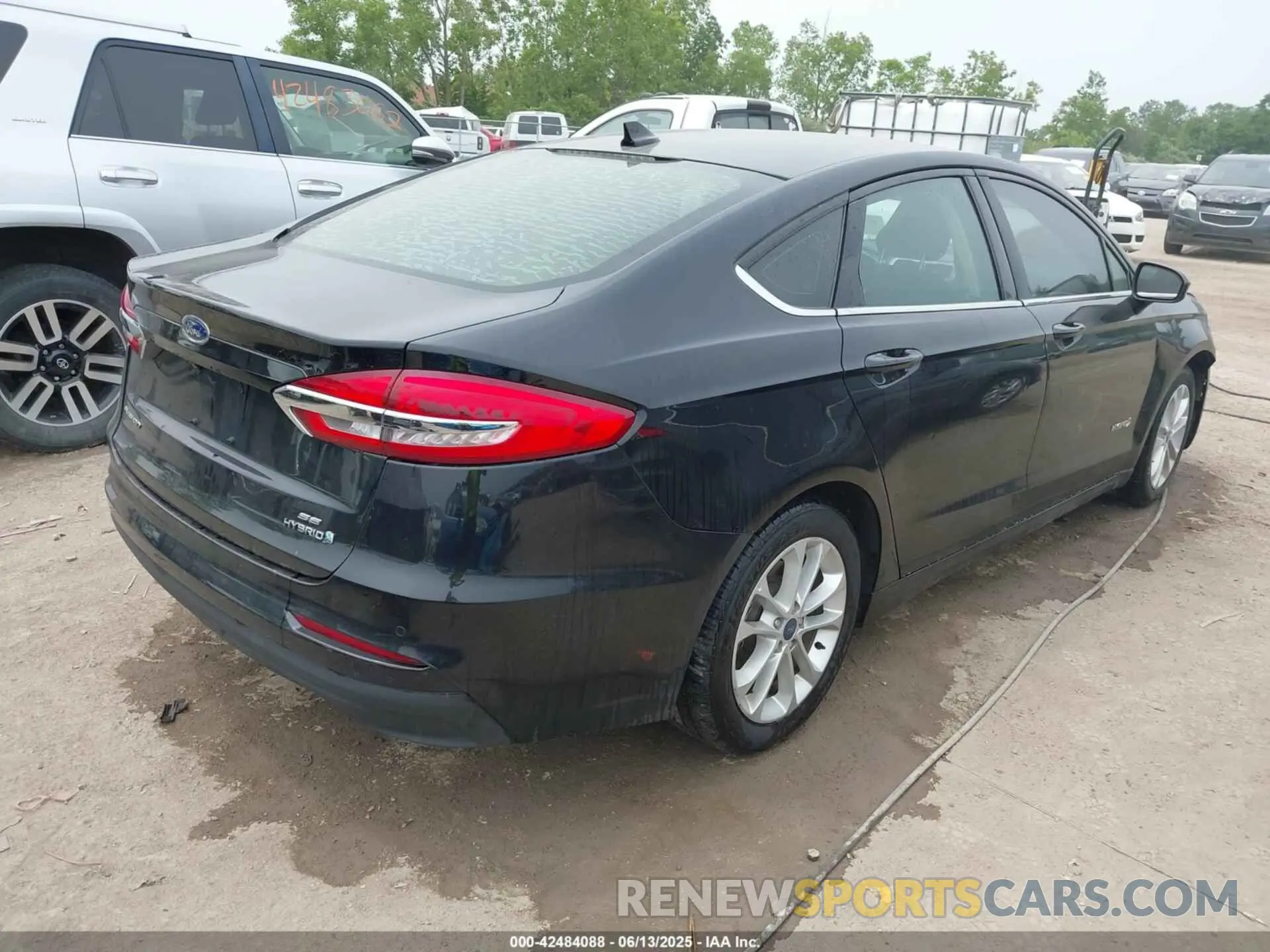 4 Photograph of a damaged car 3FA6P0LU5KR195915 FORD FUSION HYBRID 2019
