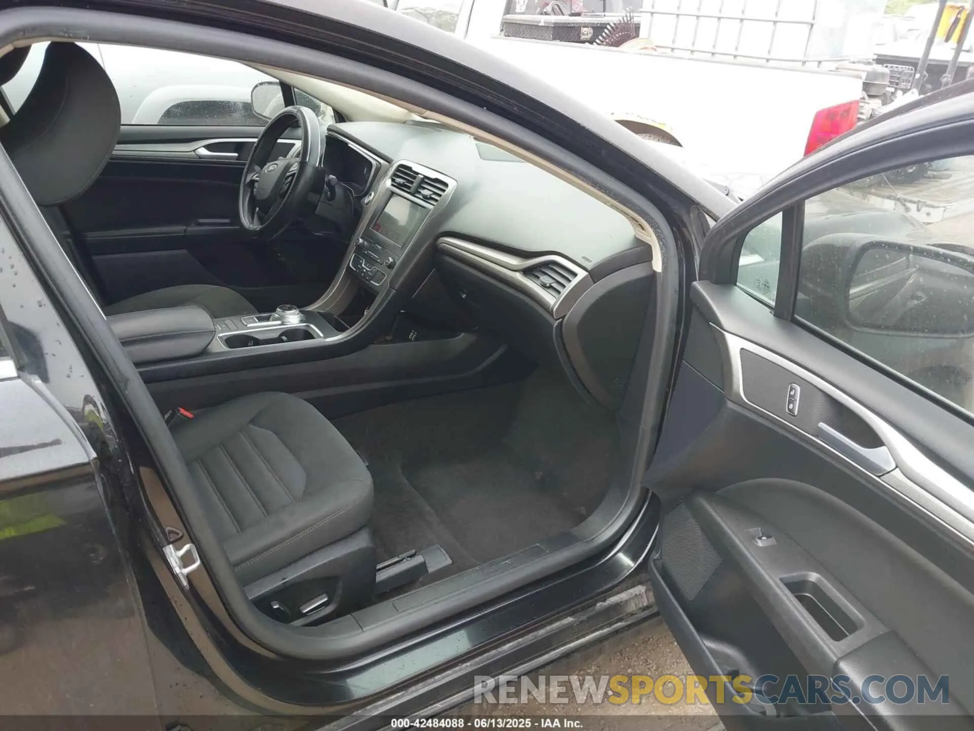 5 Photograph of a damaged car 3FA6P0LU5KR195915 FORD FUSION HYBRID 2019
