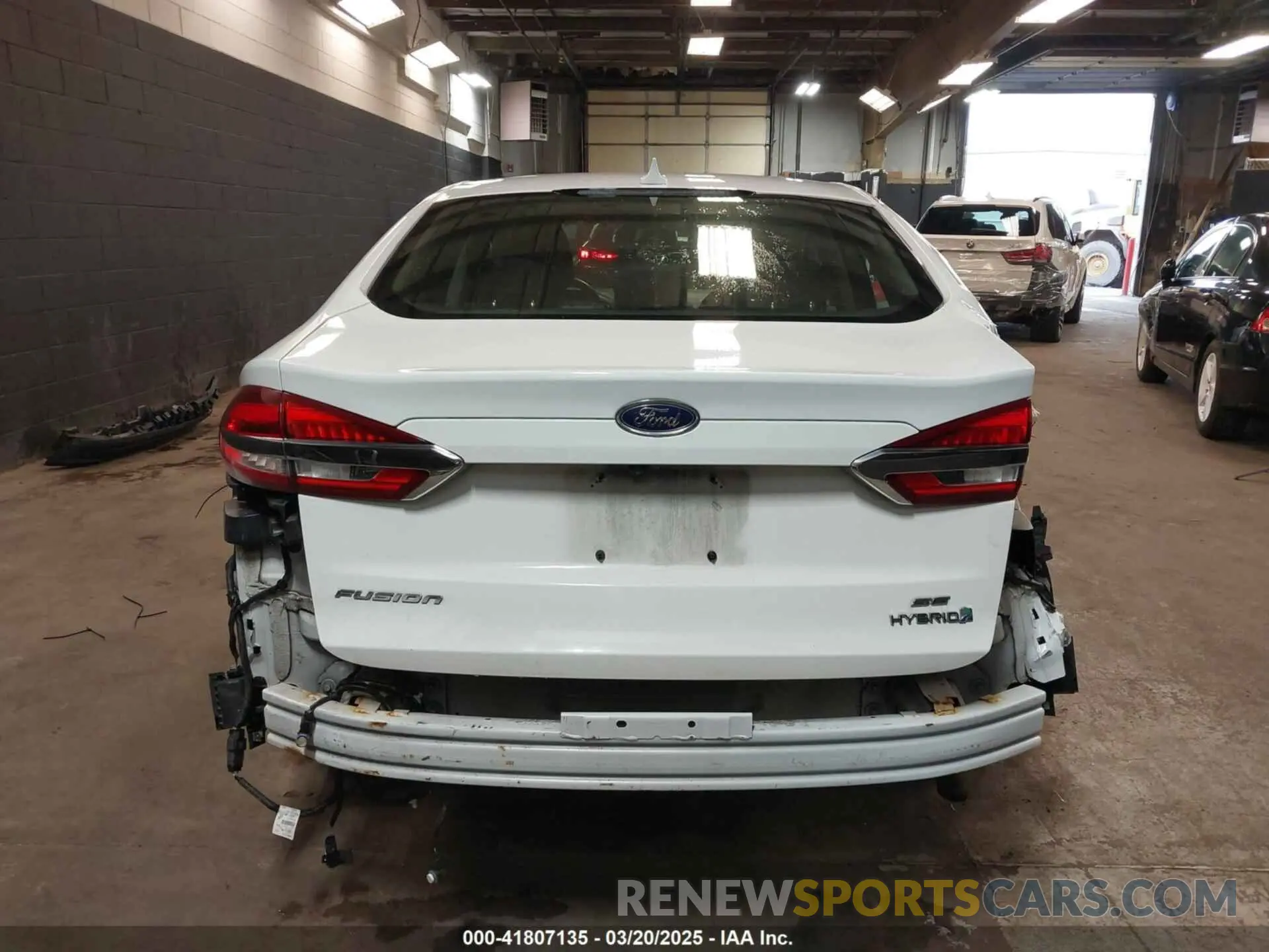 17 Photograph of a damaged car 3FA6P0LU5KR285355 FORD FUSION HYBRID 2019
