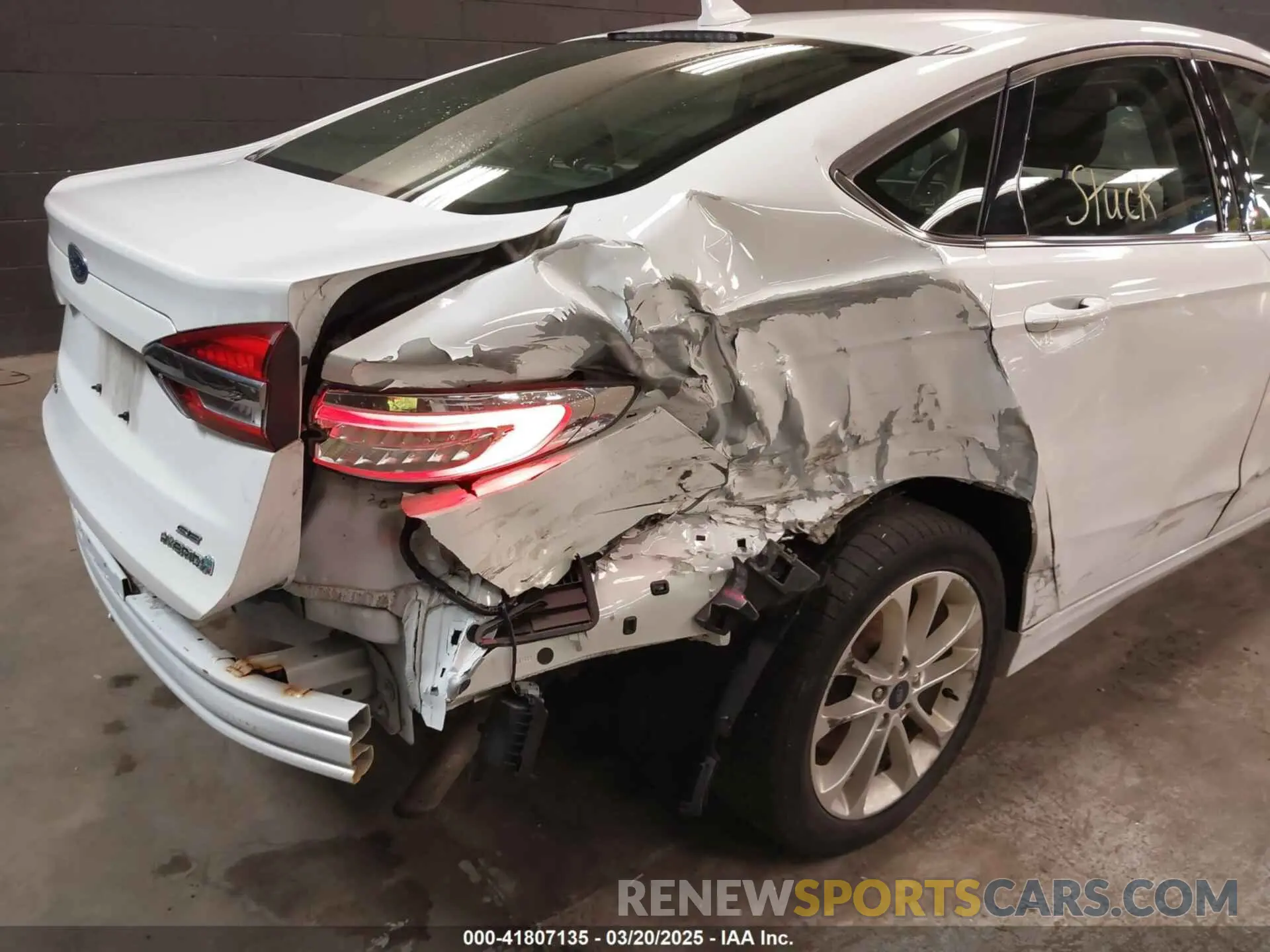18 Photograph of a damaged car 3FA6P0LU5KR285355 FORD FUSION HYBRID 2019