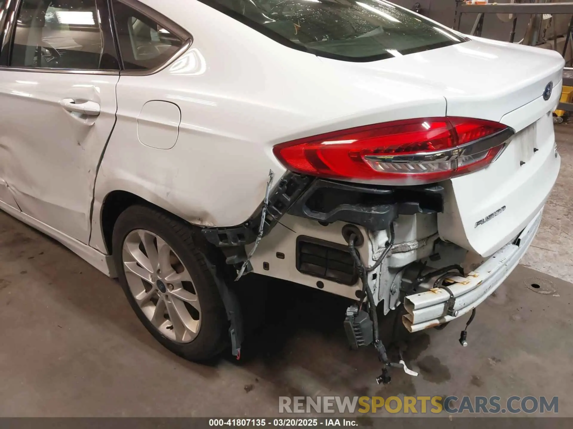 19 Photograph of a damaged car 3FA6P0LU5KR285355 FORD FUSION HYBRID 2019