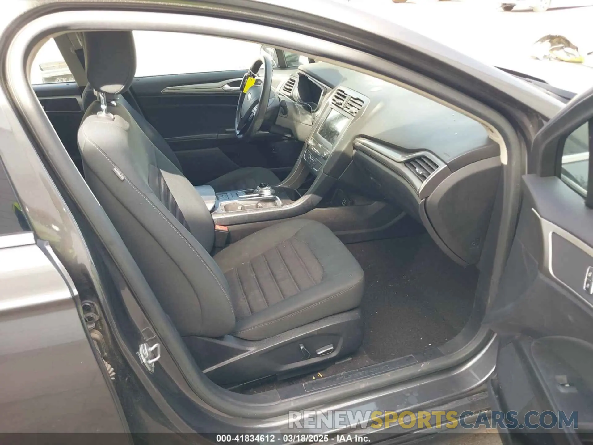 5 Photograph of a damaged car 3FA6P0LU6KR163927 FORD FUSION HYBRID 2019