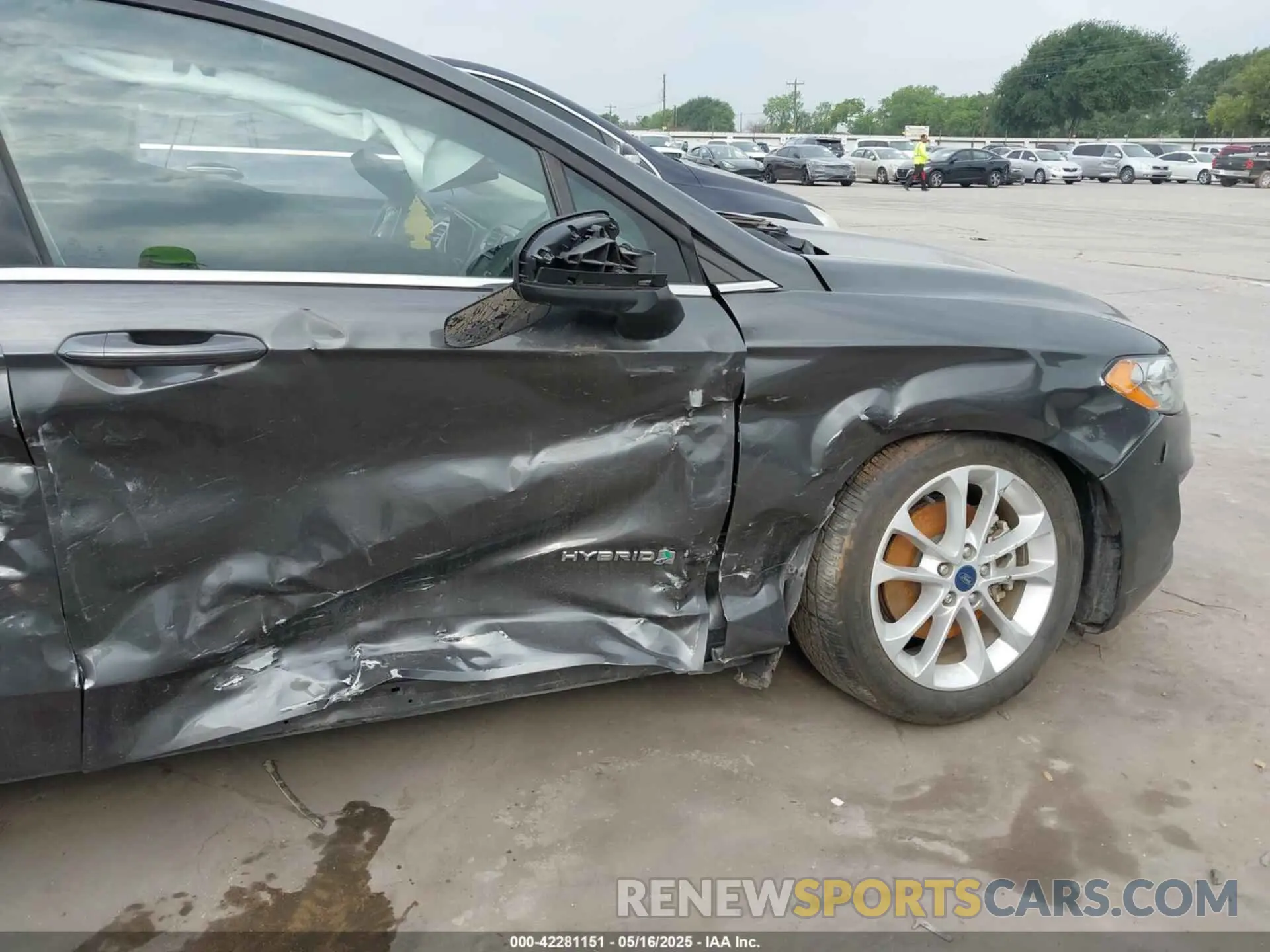13 Photograph of a damaged car 3FA6P0LU6KR183899 FORD FUSION HYBRID 2019