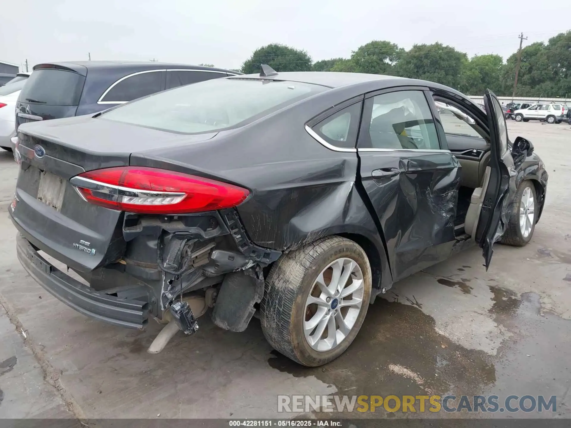 4 Photograph of a damaged car 3FA6P0LU6KR183899 FORD FUSION HYBRID 2019