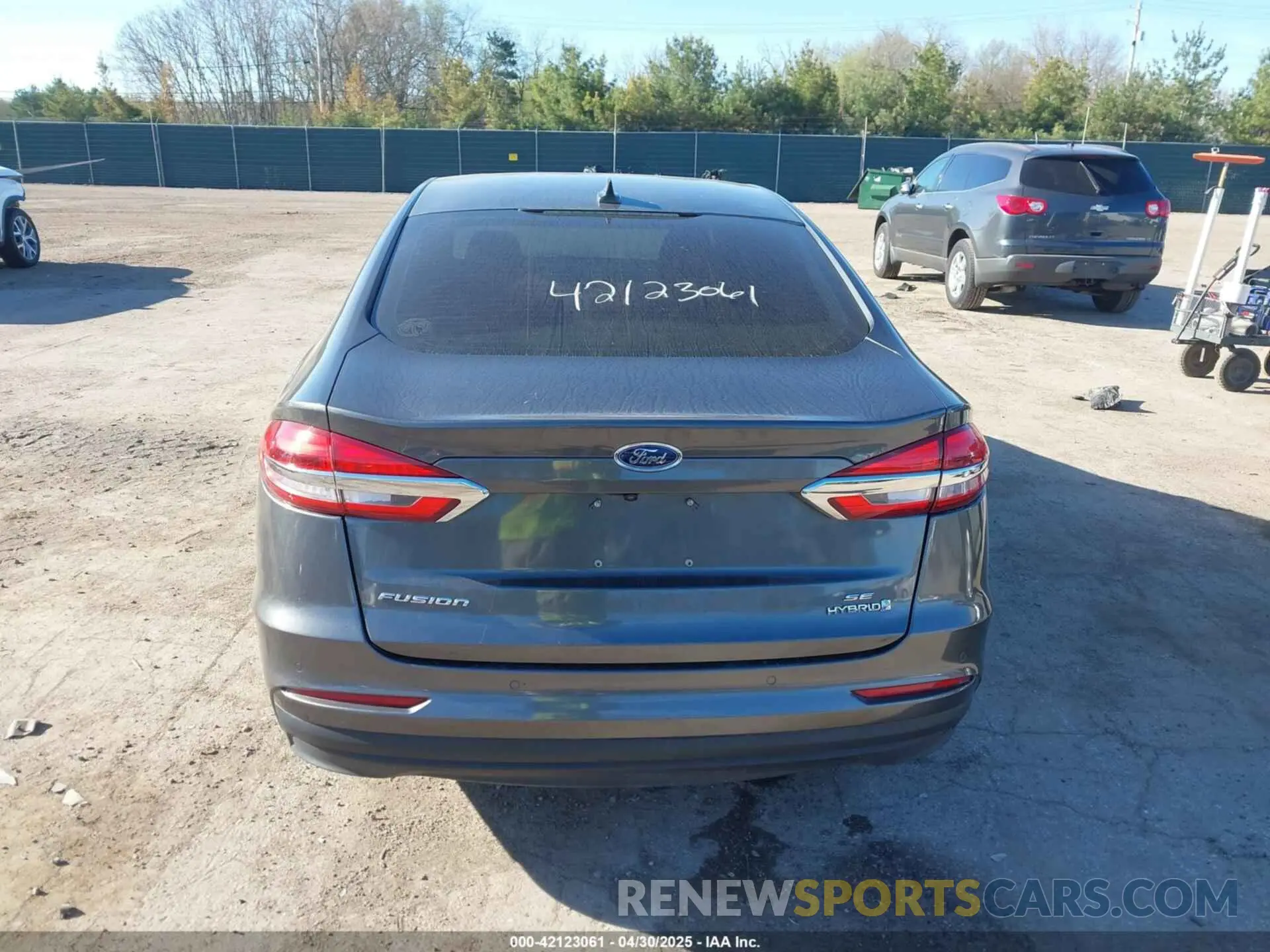 17 Photograph of a damaged car 3FA6P0LU6KR264045 FORD FUSION HYBRID 2019