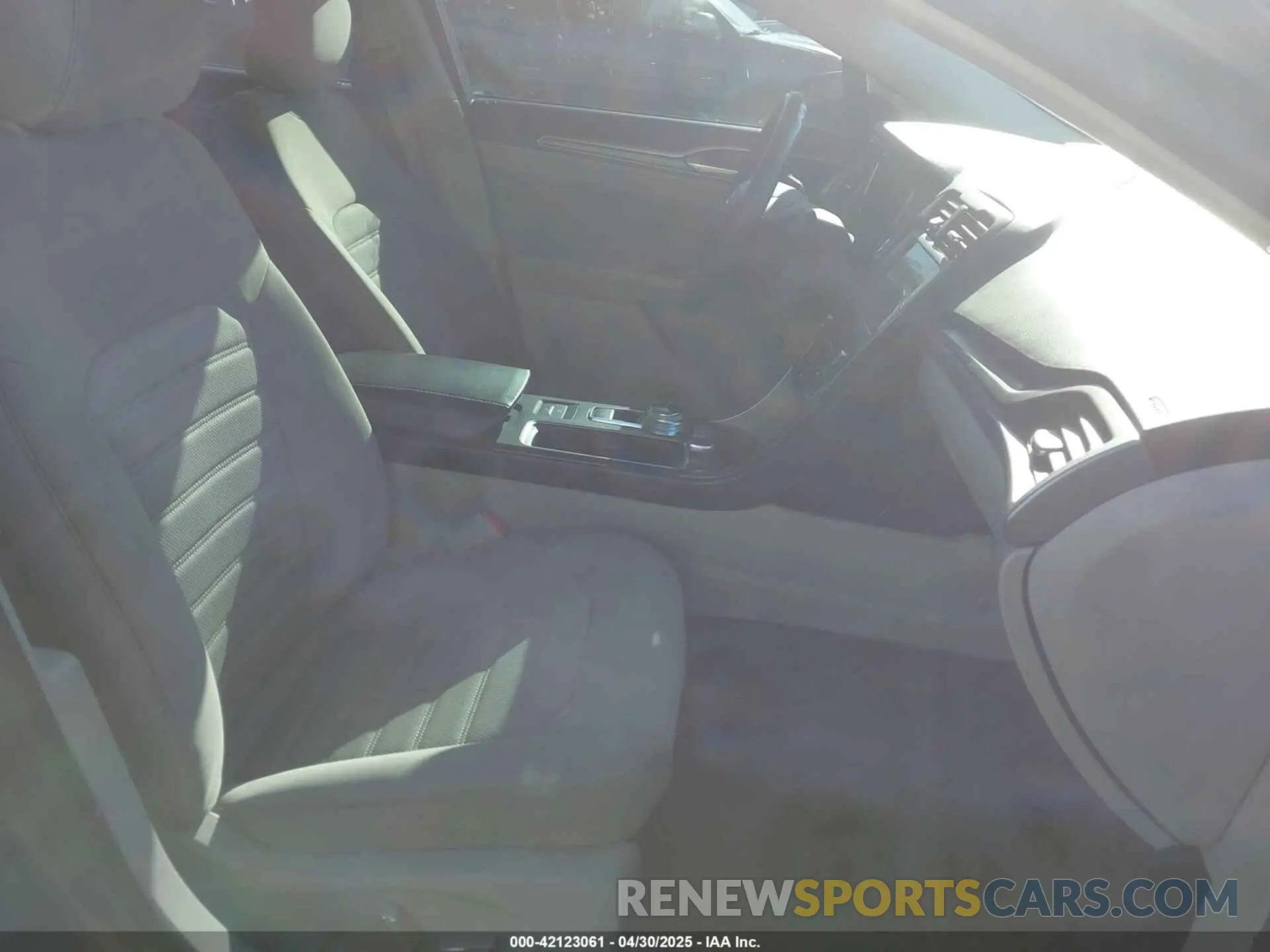 5 Photograph of a damaged car 3FA6P0LU6KR264045 FORD FUSION HYBRID 2019