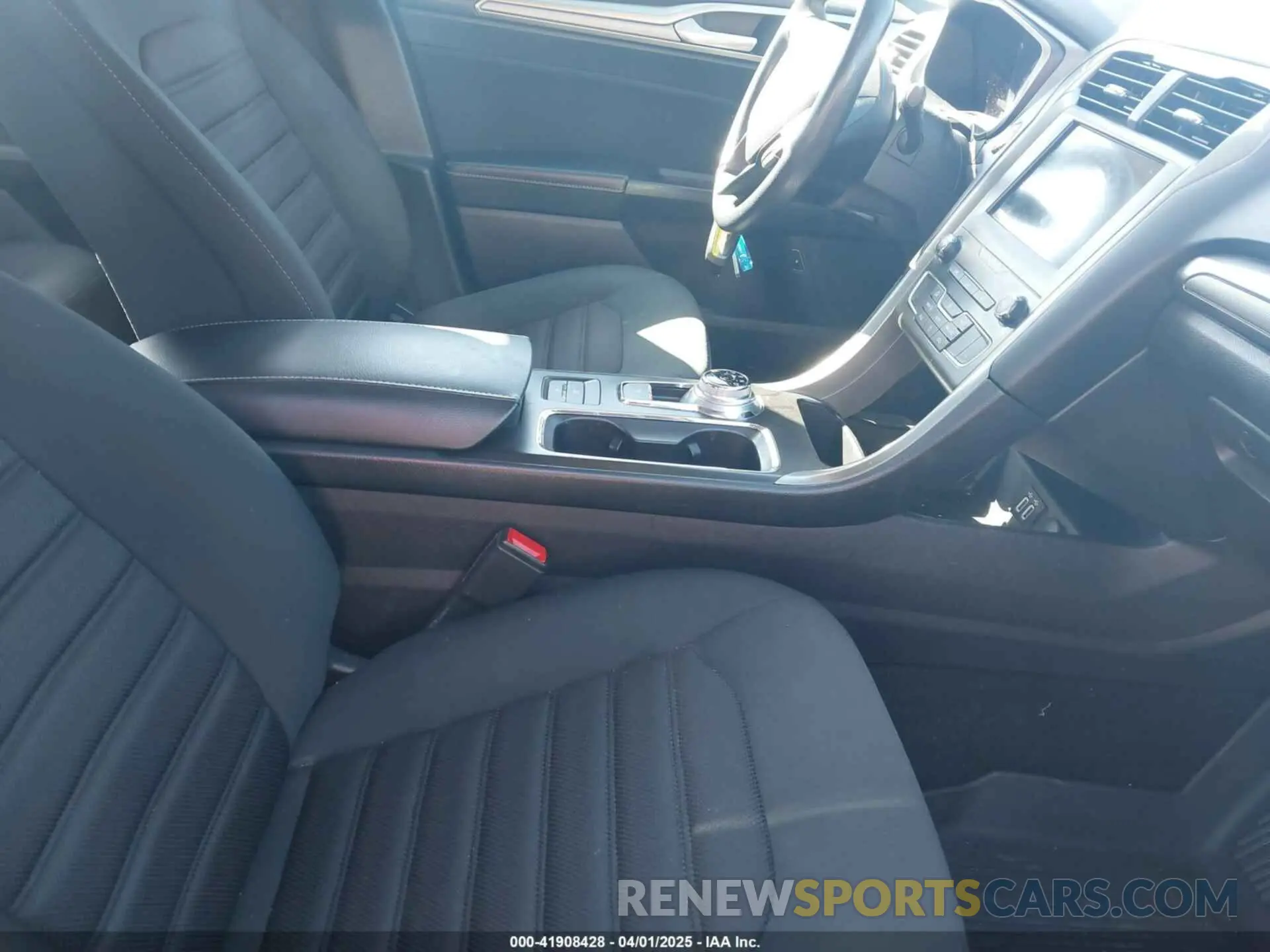 5 Photograph of a damaged car 3FA6P0LU8KR131951 FORD FUSION HYBRID 2019