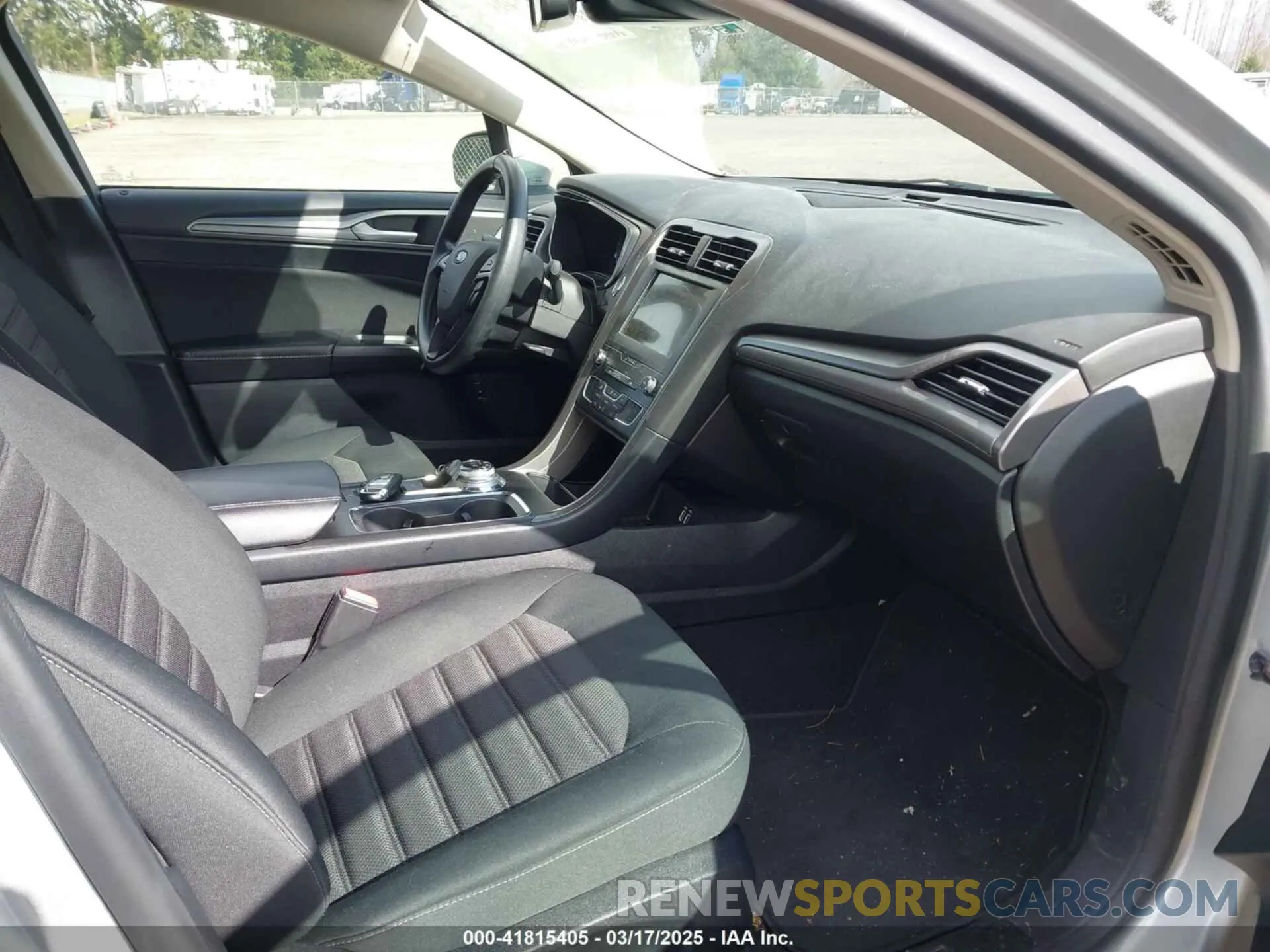 5 Photograph of a damaged car 3FA6P0LU8KR235274 FORD FUSION HYBRID 2019