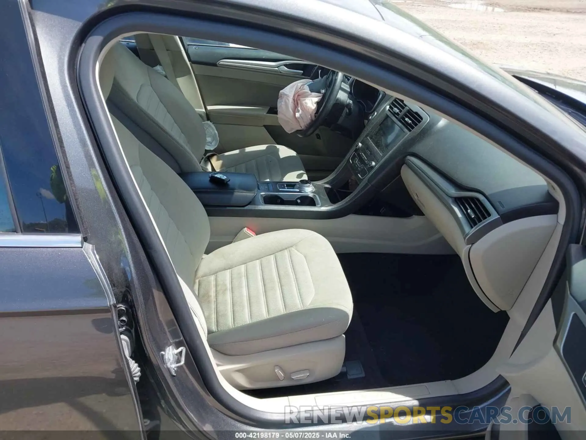 5 Photograph of a damaged car 3FA6P0LU9KR154882 FORD FUSION HYBRID 2019