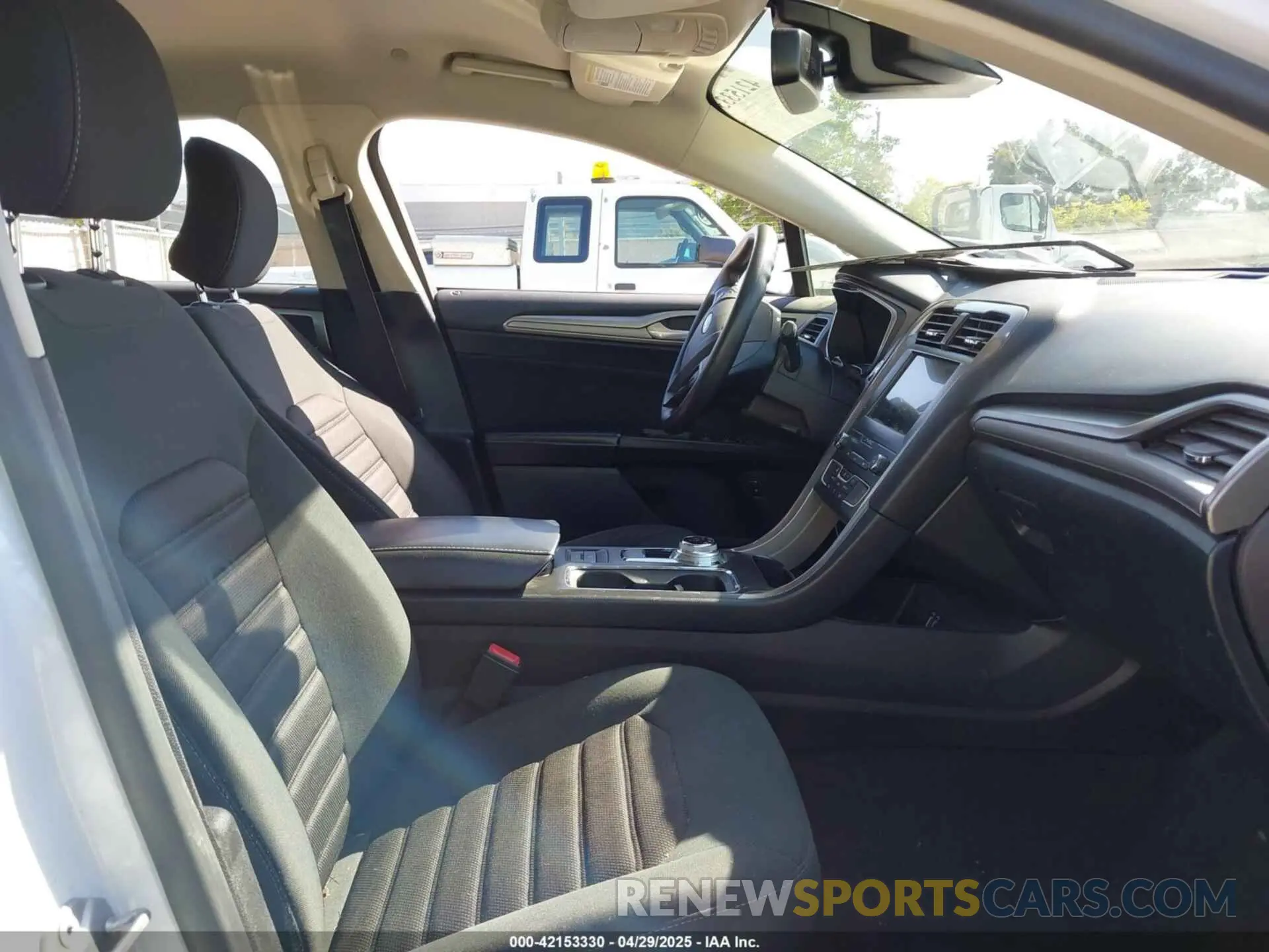 5 Photograph of a damaged car 3FA6P0LU9KR207824 FORD FUSION HYBRID 2019