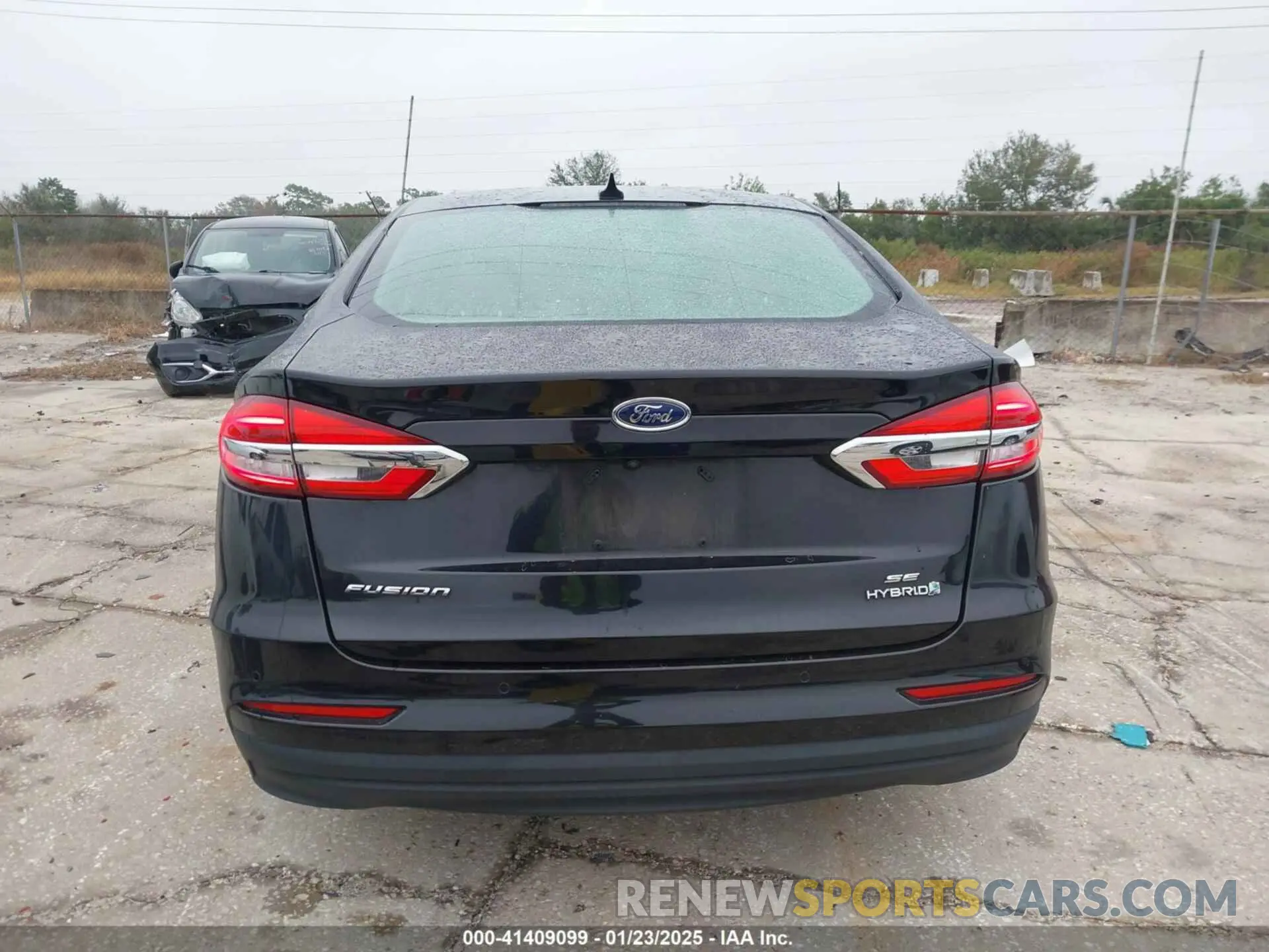 17 Photograph of a damaged car 3FA6P0LU9KR214739 FORD FUSION HYBRID 2019