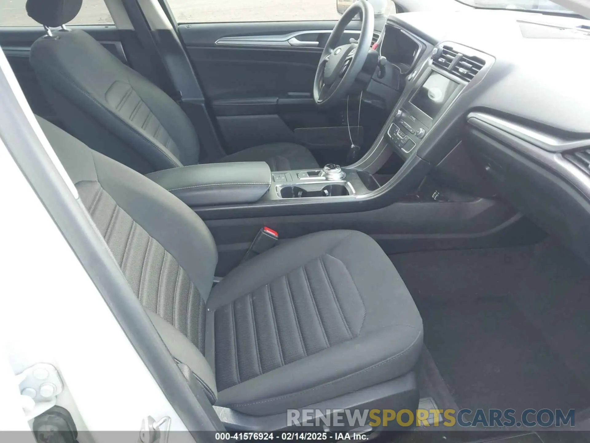 5 Photograph of a damaged car 3FA6P0LUXKR210375 FORD FUSION HYBRID 2019