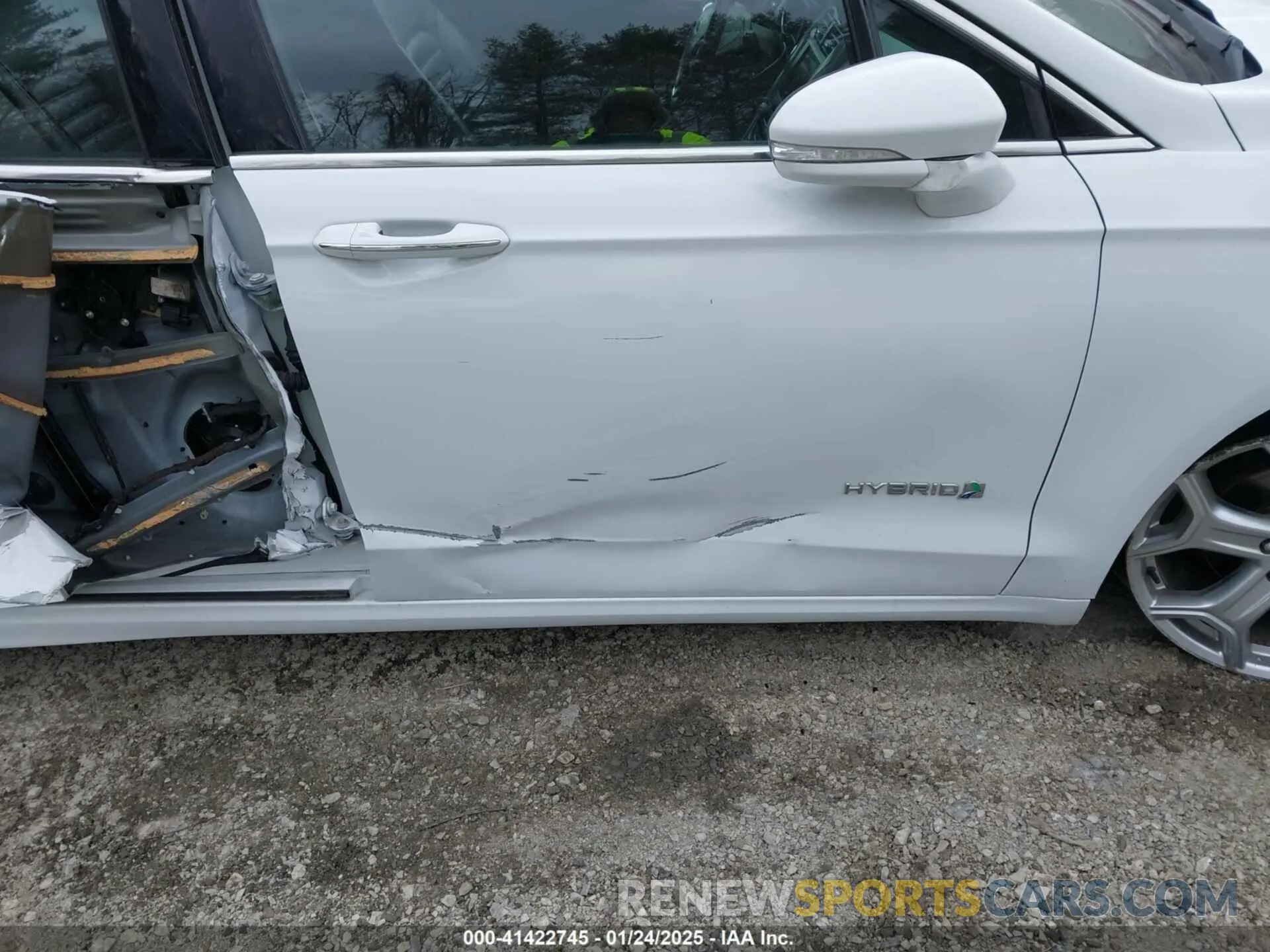17 Photograph of a damaged car 3FA6P0MU3KR189612 FORD FUSION HYBRID 2019