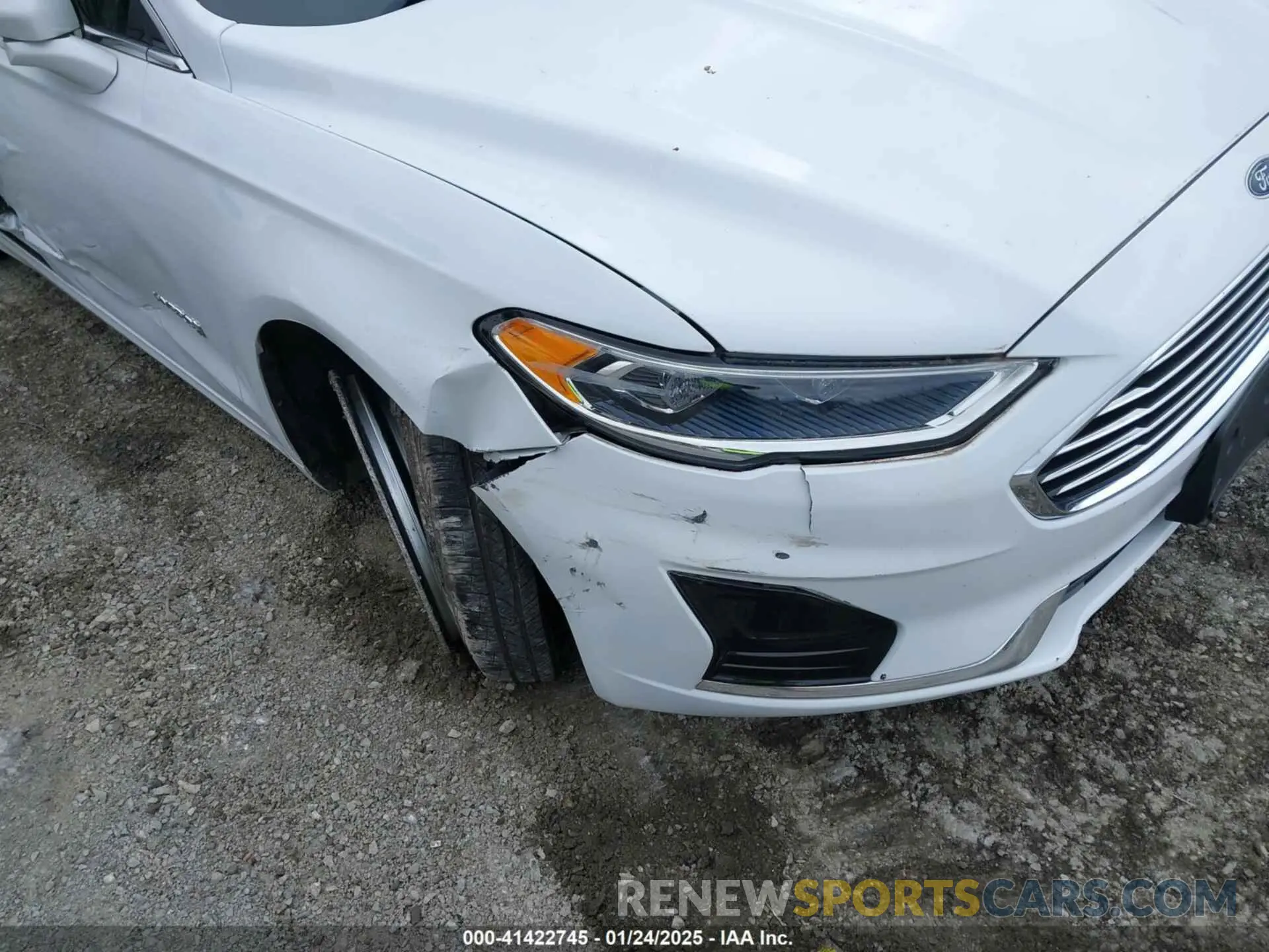 18 Photograph of a damaged car 3FA6P0MU3KR189612 FORD FUSION HYBRID 2019