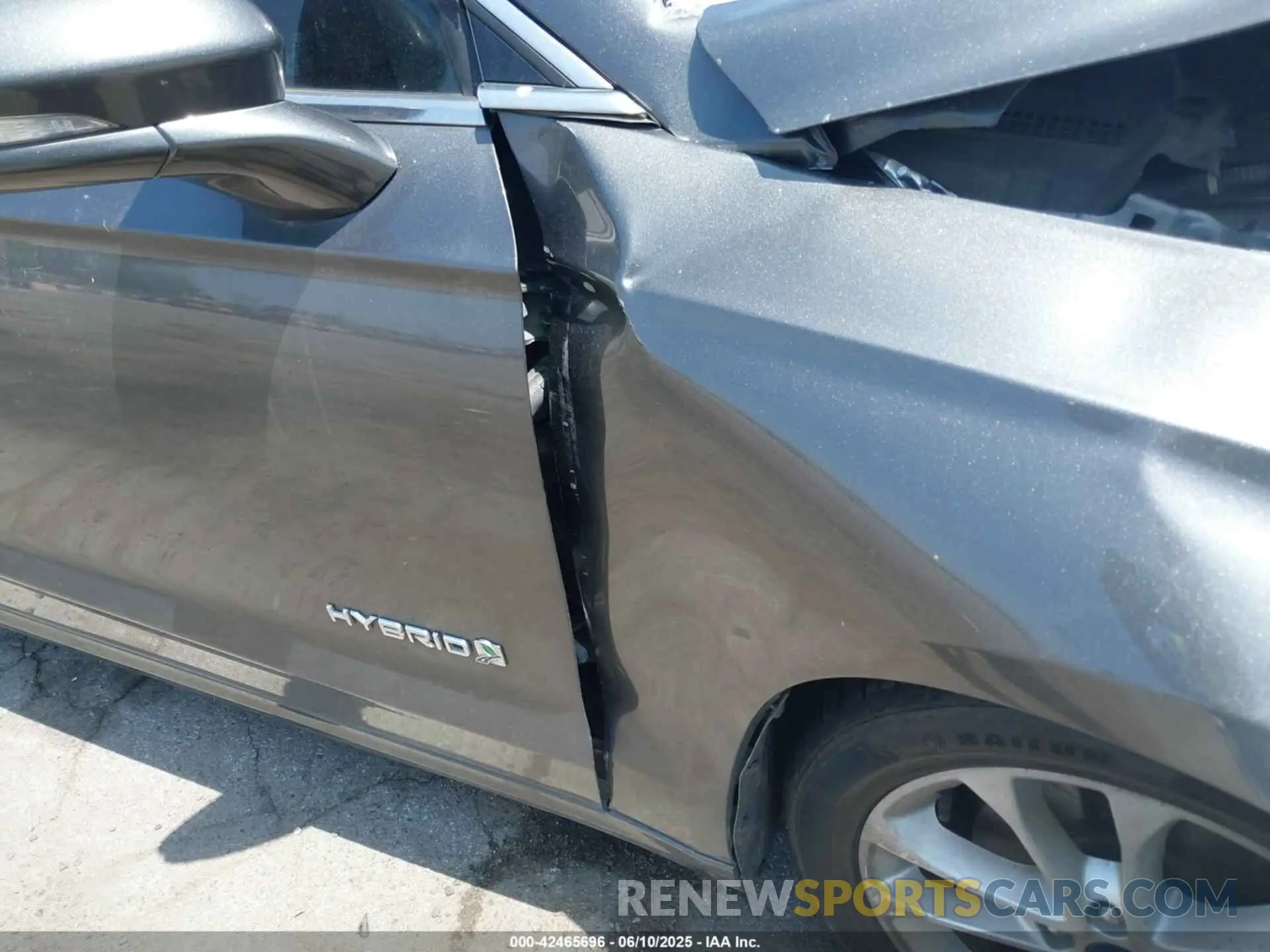 18 Photograph of a damaged car 3FA6P0MU4KR241524 FORD FUSION HYBRID 2019