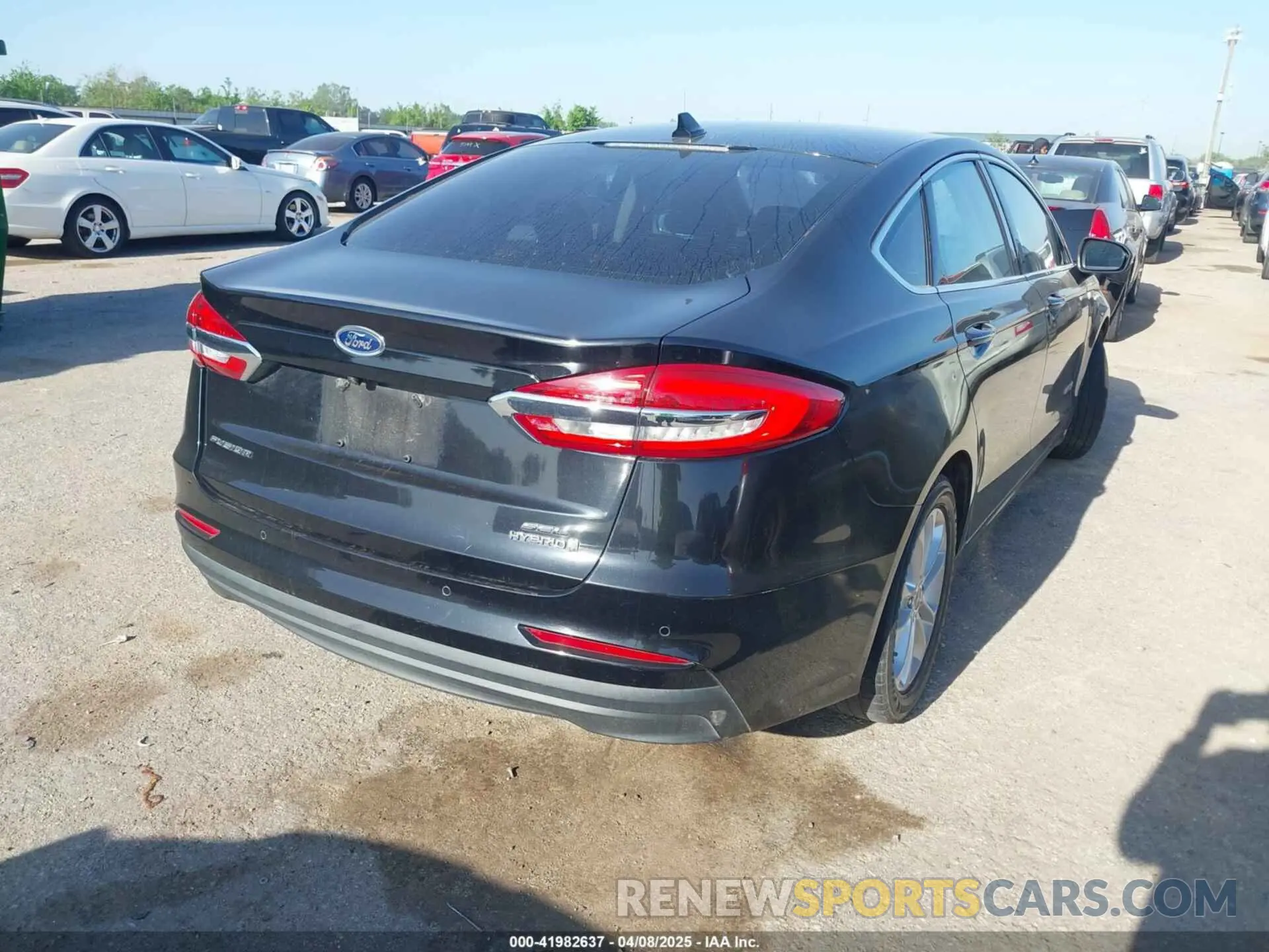 4 Photograph of a damaged car 3FA6P0MU5KR203851 FORD FUSION HYBRID 2019