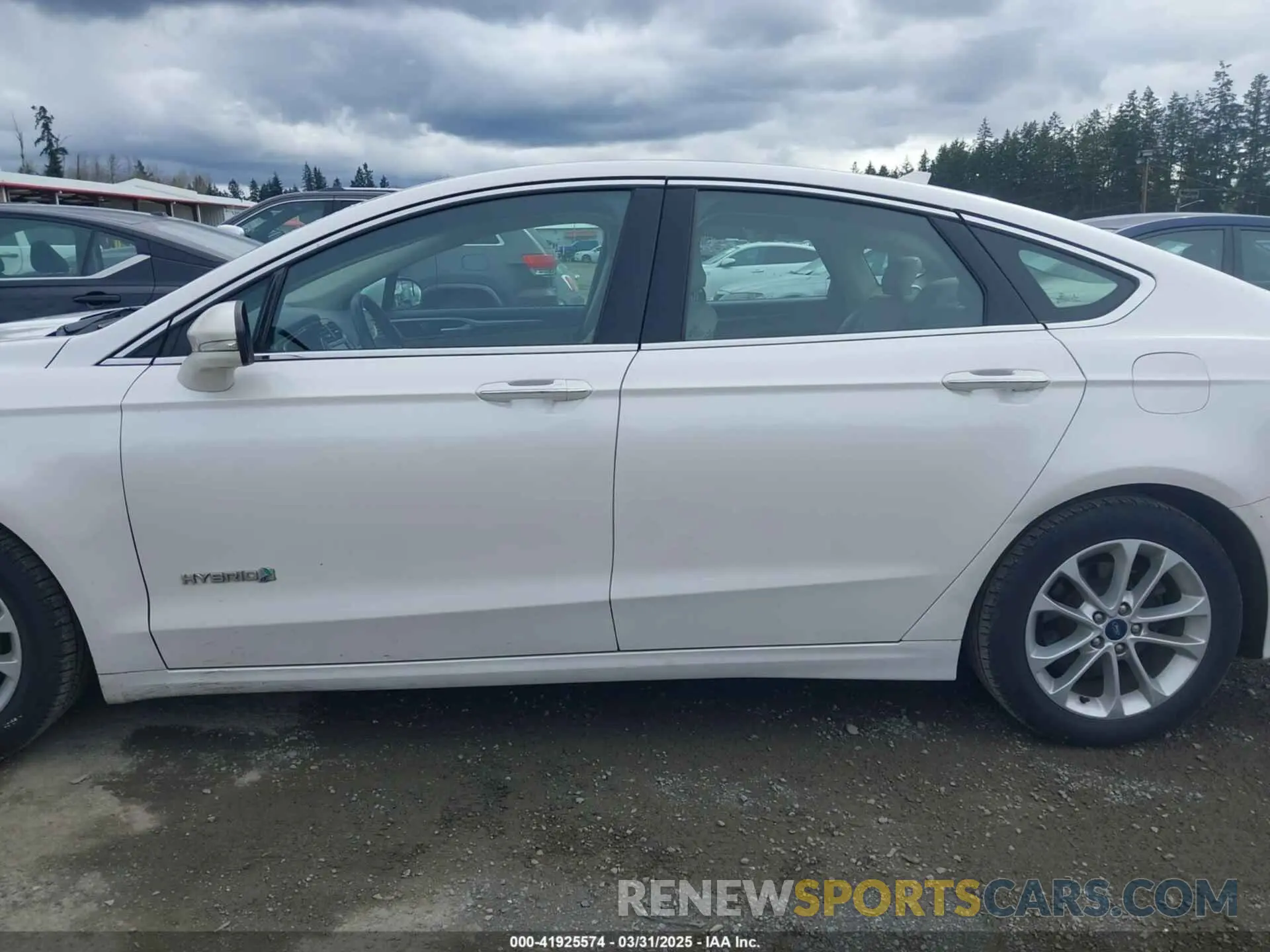 14 Photograph of a damaged car 3FA6P0MU5KR220133 FORD FUSION HYBRID 2019