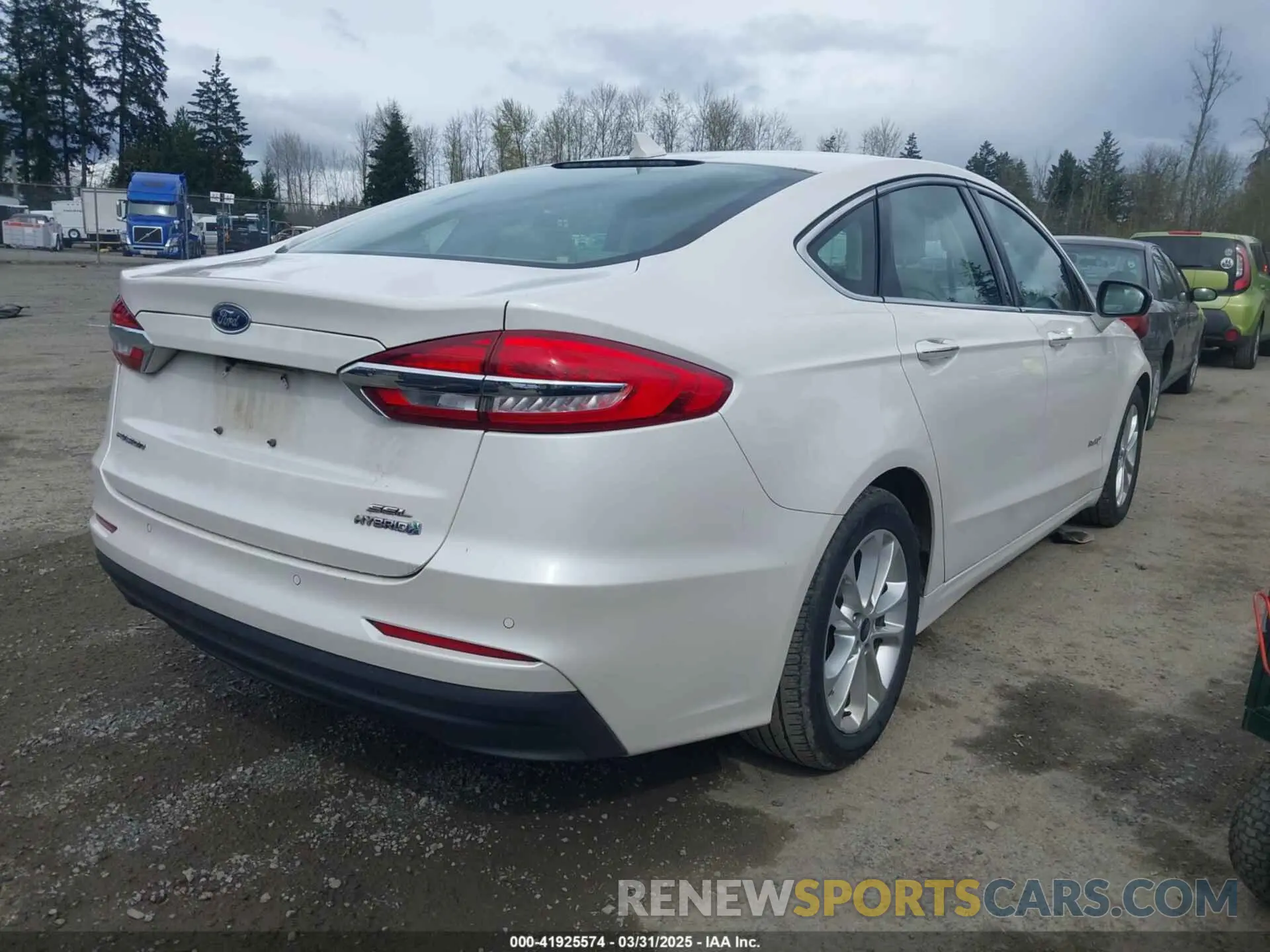 4 Photograph of a damaged car 3FA6P0MU5KR220133 FORD FUSION HYBRID 2019