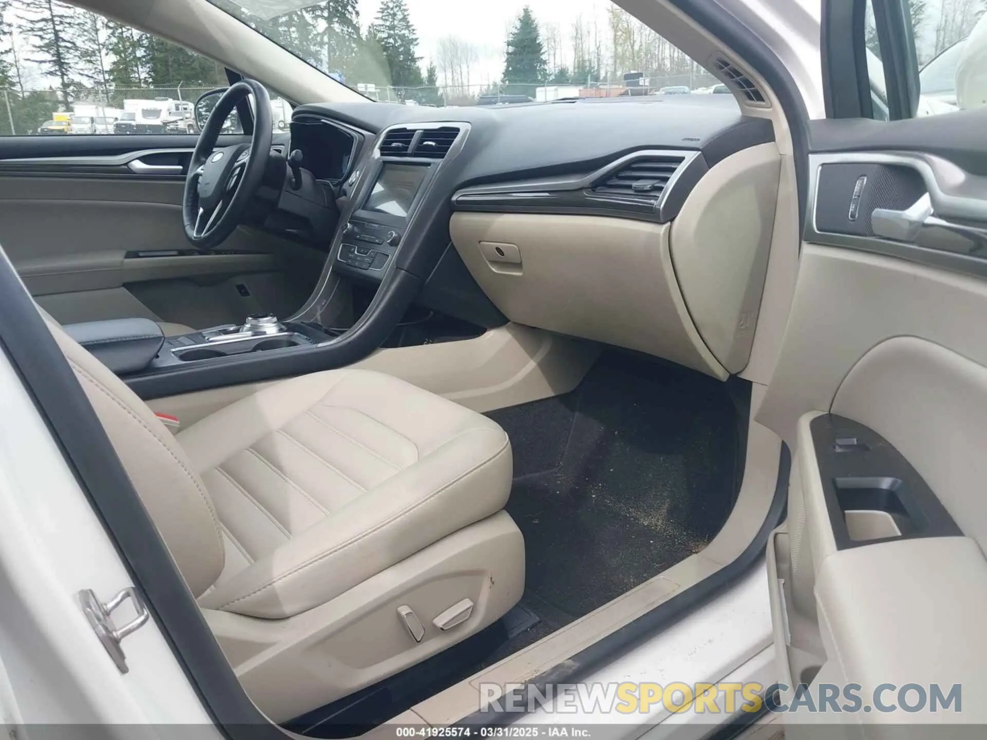 5 Photograph of a damaged car 3FA6P0MU5KR220133 FORD FUSION HYBRID 2019
