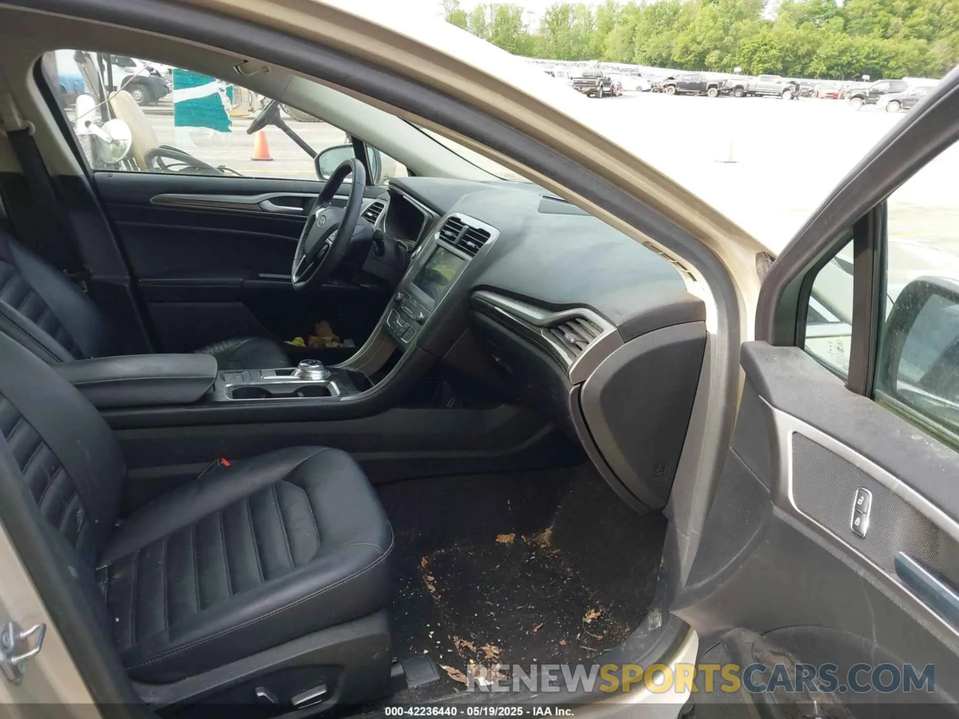 5 Photograph of a damaged car 3FA6P0MUXKR102904 FORD FUSION HYBRID 2019
