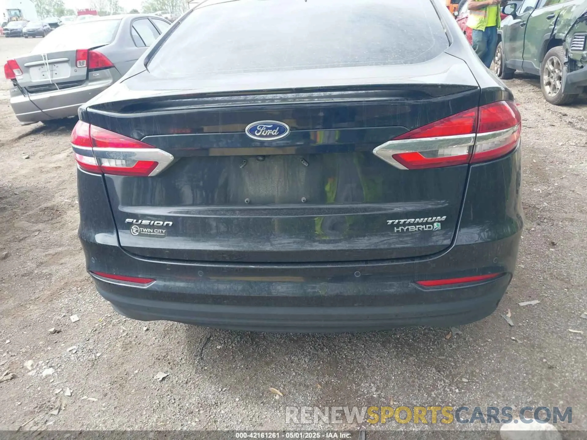 16 Photograph of a damaged car 3FA6P0RU0KR217200 FORD FUSION HYBRID 2019
