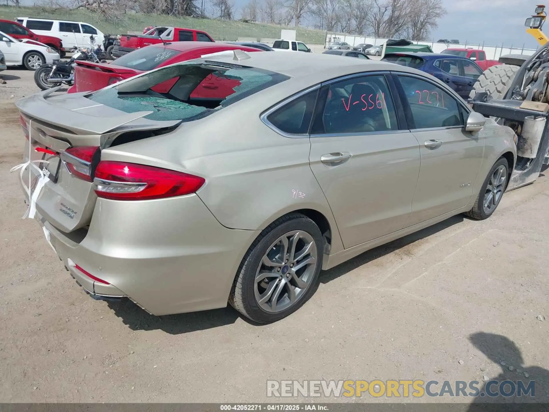 4 Photograph of a damaged car 3FA6P0RU1KR235561 FORD FUSION HYBRID 2019