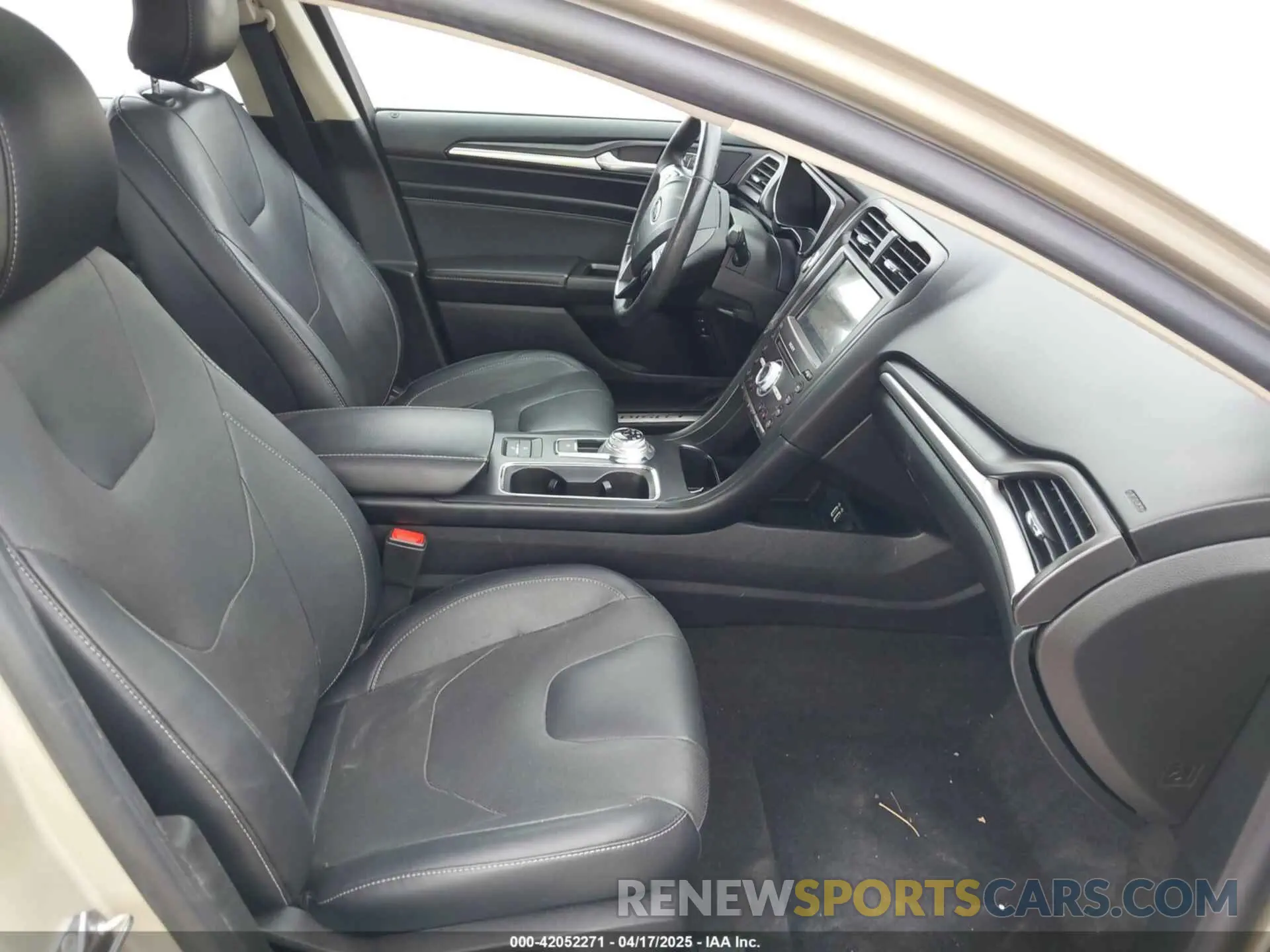 5 Photograph of a damaged car 3FA6P0RU1KR235561 FORD FUSION HYBRID 2019