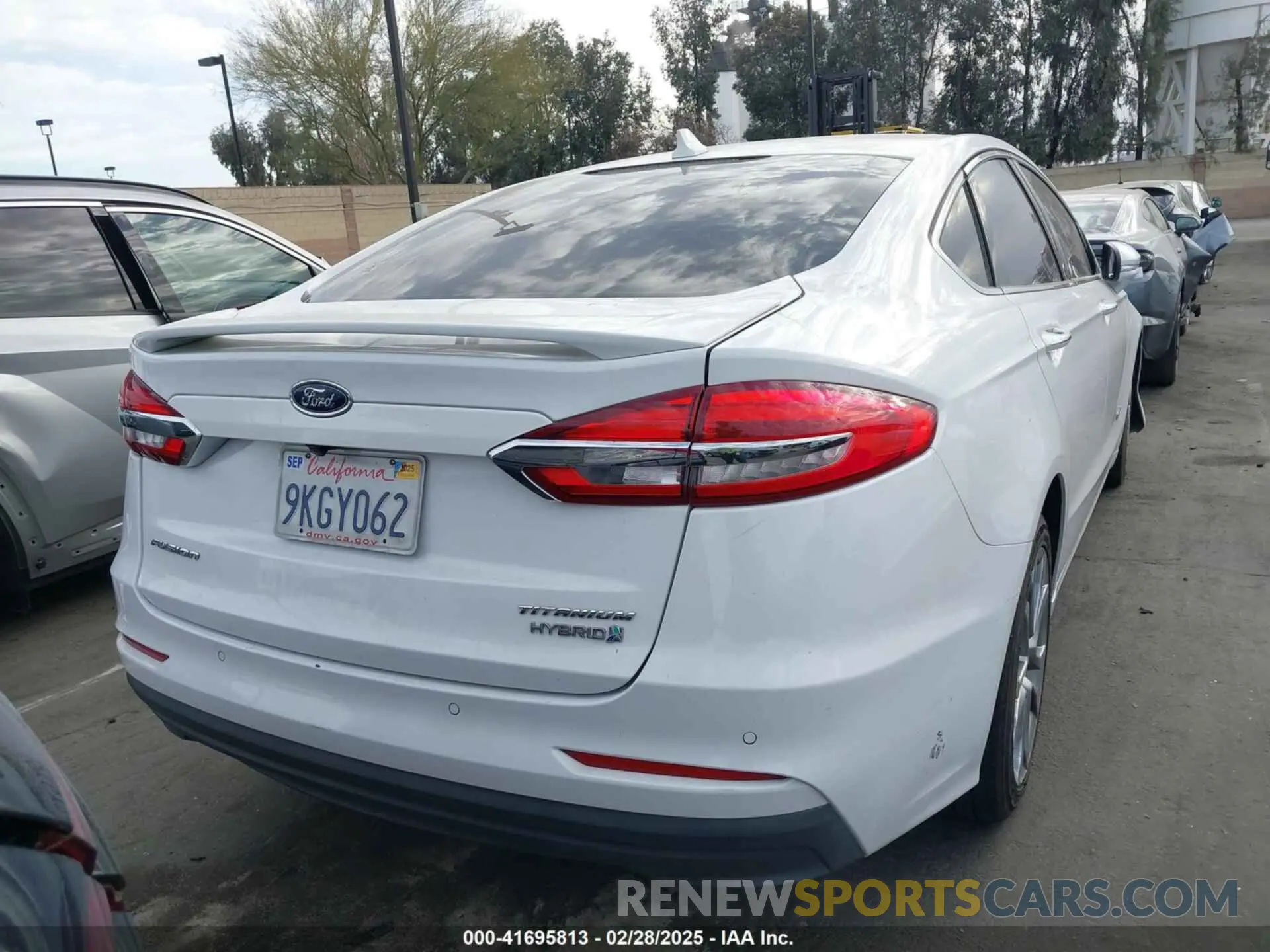 16 Photograph of a damaged car 3FA6P0RU2KR104817 FORD FUSION HYBRID 2019