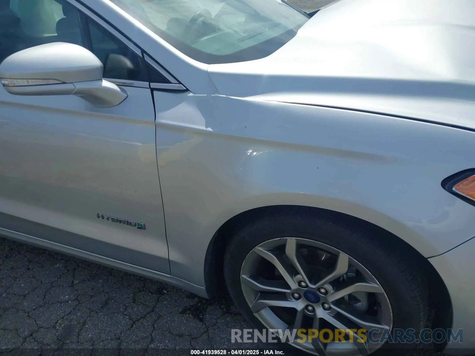 17 Photograph of a damaged car 3FA6P0RU3KR180868 FORD FUSION HYBRID 2019