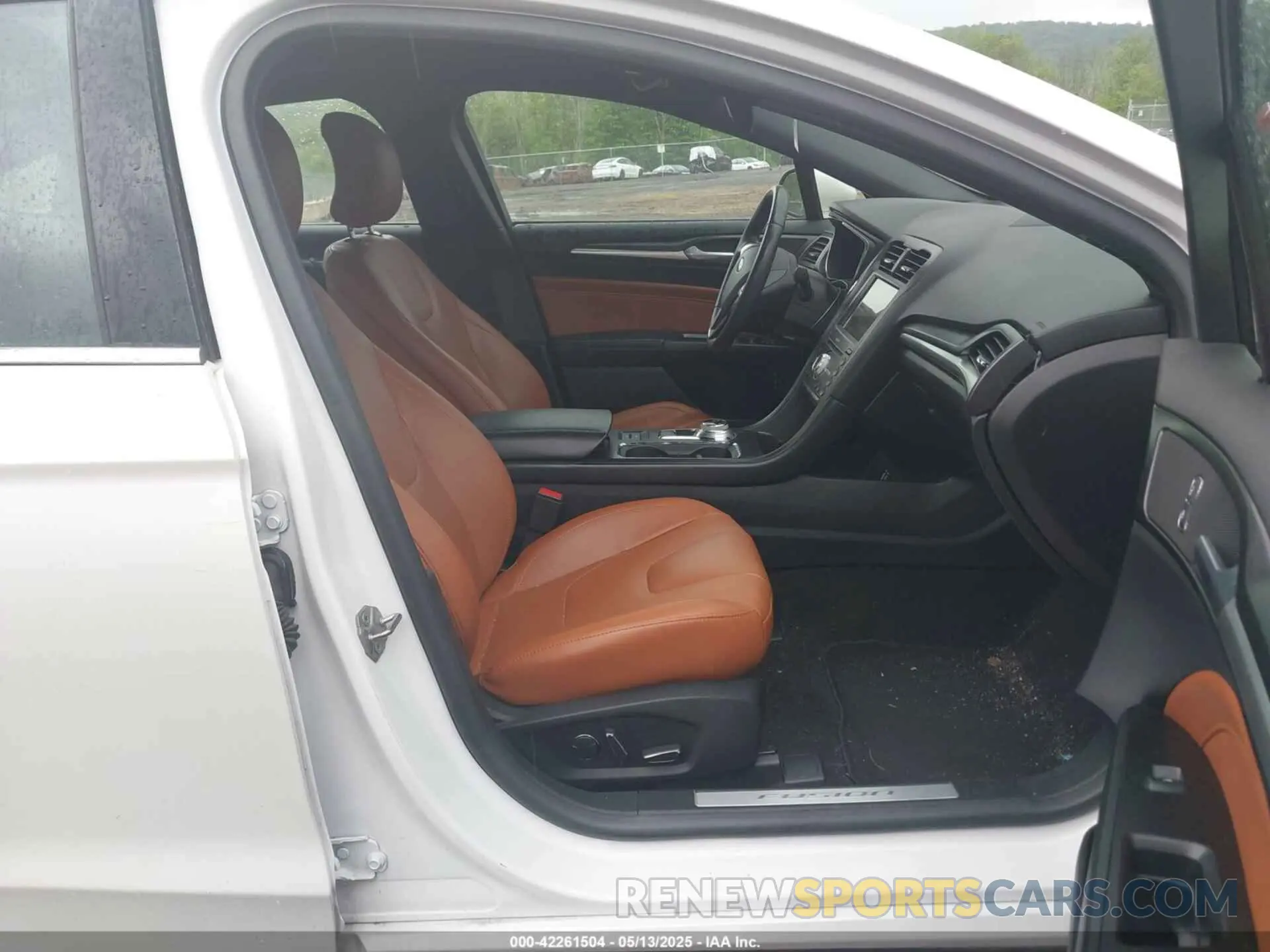 5 Photograph of a damaged car 3FA6P0RU8KR208230 FORD FUSION HYBRID 2019